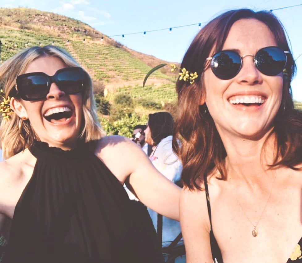 ジェシカ・ストループのインスタグラム：「So much love for @misssaberhagen and @ghostofjacobz who just got MARRIED!!! What a beautiful wedding. 😍 We laughed we cried we drank and we danced. It was a perfect celebration of your LOVE and I’m so grateful to have witnessed it. You two give me hope for what’s to come! 😜💋🍾🎉🔥👰🏼🤵🏻💖👏🏻」