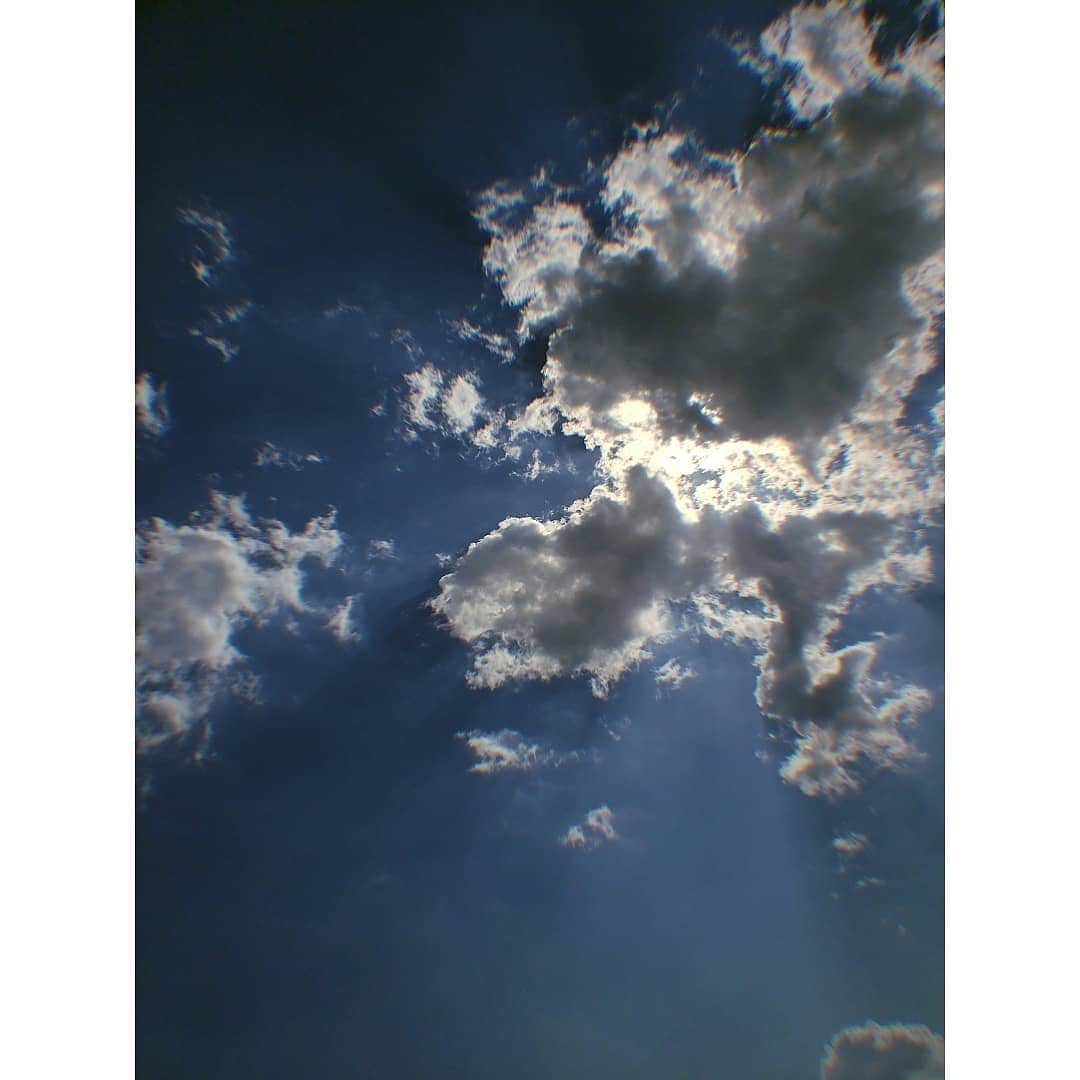 LUNAさんのインスタグラム写真 - (LUNAInstagram)「⛅️⛅️⛅️⛅️⛅️. . . . #gm #gudak #camera #sky #いつかの空 #空 #雲 #インスタントカメラ #奇跡の一枚 #instagood #skyphotography #photography #likeme #followme #lunastagram #sun #sunset #blue #팔로우 #写真好きな人と繋がりたい #写真 #写真部」5月28日 9時21分 - luna_0229