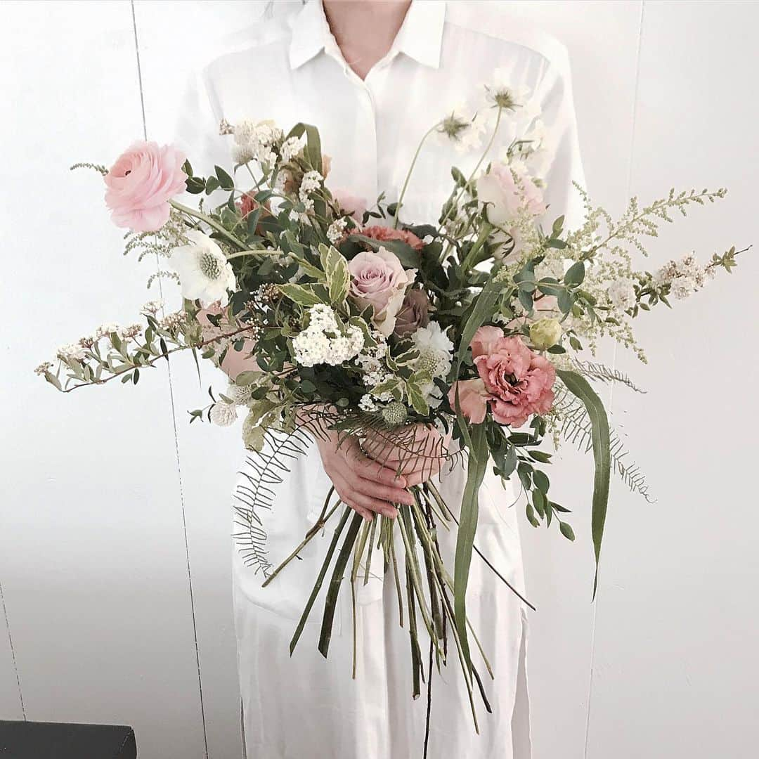 플로리스트 이주연 florist Lee Ju Yeonさんのインスタグラム写真 - (플로리스트 이주연 florist Lee Ju YeonInstagram)「. . #촬영용부케 #bouquet . . 오버사이즈 부케 들고 싶은 💕 . #수업문의 #주문예약 #lesson #Order  Katalk ID vaness52 클래스상시모집 당일꽃주문가능 WeChat ID vaness_flower E-mail vanessflower@naver.com . 강남구 역삼동608-16 📞02-545-6813 . #vanessflower #florist #flowershop #handtied #flowerlesson #花束 #花束包装 #바네스플라워 #플라워카페 #플로리스트 #꽃다발 #부케 #플로리스트학원 #역삼동꽃집 #역삼역꽃집 #언주역꽃집 #꽃꽂이수업 #플라워레슨 #꽃다발포장법 #꽃수업 #꽃주문 #하우스웨딩 .」5月28日 9時21分 - vanessflower