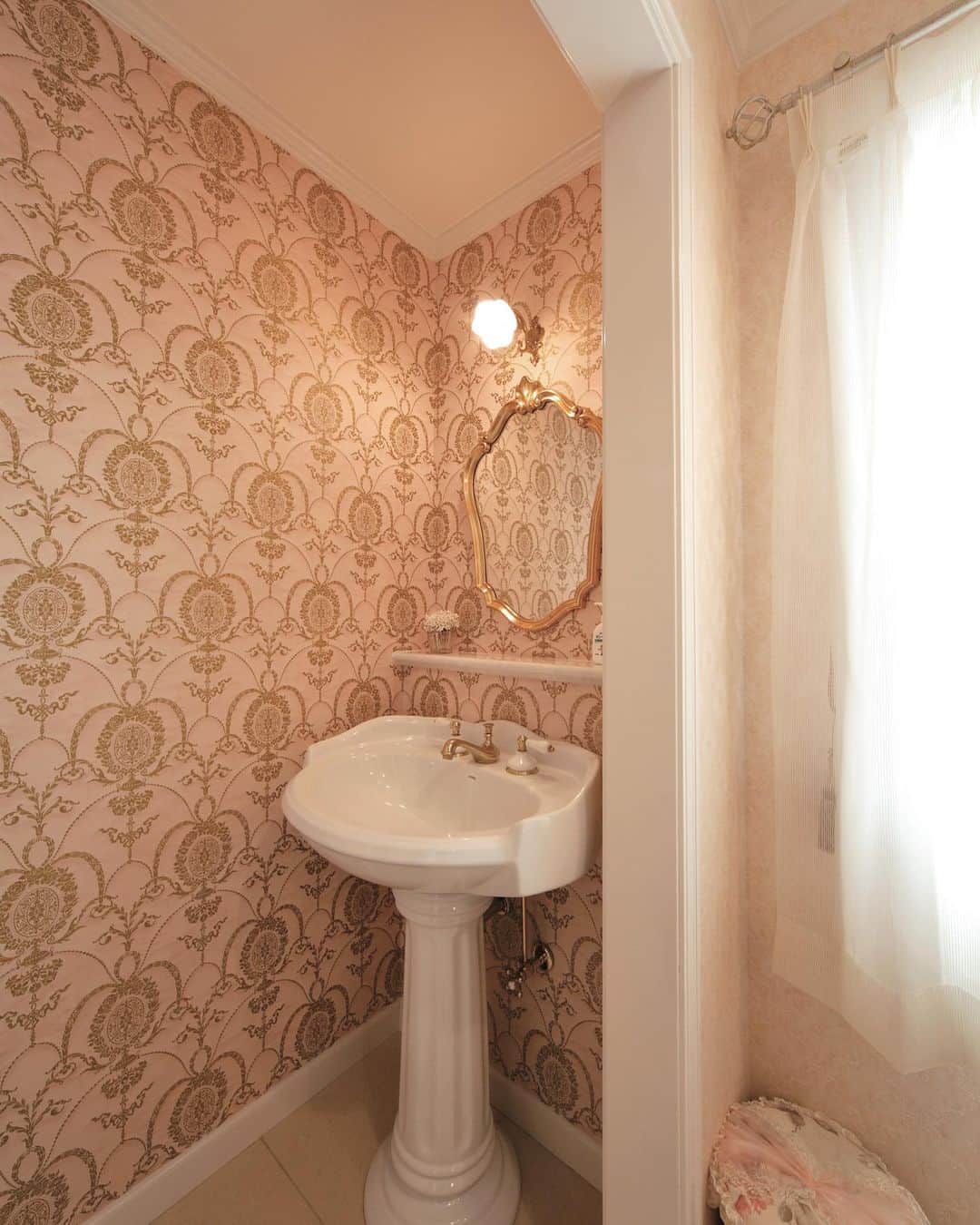 岡谷ホームズ株式会社さんのインスタグラム写真 - (岡谷ホームズ株式会社Instagram)「空間にも癒されるエステサロン ・ ・ ・ パウダールームの手洗い器。輸入住宅らしいペデスタルシンクが印象的です✨ ・ 光沢と織り柄が美しい壁紙も圧巻ですね😊 ・ ・ ・ プロフィール「@okayahomes」より、ウェブサイト www.okaya-homes.co.jp へのリンクができます。 施工事例や、オーナー様からいただいた貴重なお言葉、スタッフブログも掲載しています！ぜひご覧ください😊 エアコンではない新しい選択「光冷暖」のご体感は、モデルハウスへ！ ・ ・ ・ #岡谷ホームズ #okayahomes #家族が健康で快適に暮らせる家🍀 #施工事例 #四季を通して清々しく #輸入住宅 #注文住宅 #八事ハウジング #名古屋 #愛知県 #三重県 #岐阜 #home #myhome #design #interior #エステサロン #ペデスタルシンク #パウダールーム #ウォールミラー #輸入照明 #ブラケット照明 #エレガントインテリア #家 #家づくり #暮らしを楽しむ #丁寧な暮らし #Instagood #こだわりの家」5月28日 9時25分 - okayahomes