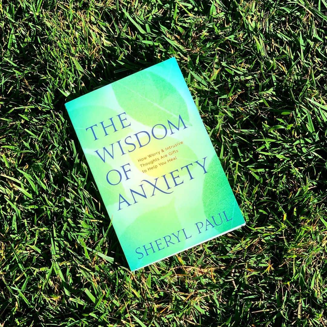 アラニス・モリセットさんのインスタグラム写真 - (アラニス・モリセットInstagram)「such a special book. @sherylpaul_wisdomofanxiety #mentalhealthawareness #somanypathstoregulation 🙏🏻✨」5月28日 9時25分 - alanis