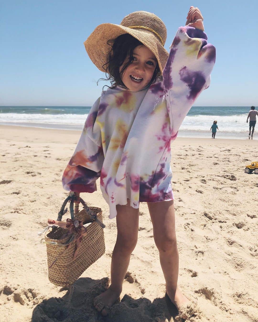 ダニジョーのインスタグラム：「GIRL P☀️WER • Margaux celebrating Memorial Day at the beach in her tie dye hoodie • tap to shop #dannijokids #tiedye #beachgirl」
