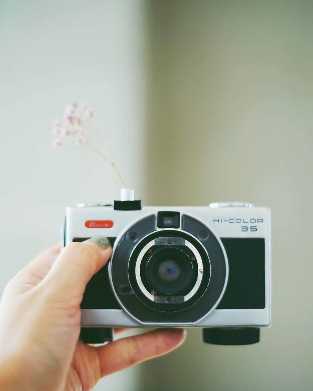 のインスタグラム：「壊れてるんだけどかわいいからいつも撮影に持ってきてる。 メルカリで1800円！ かわいいやつめ！ どんな写りになるかはまだ未知数。」