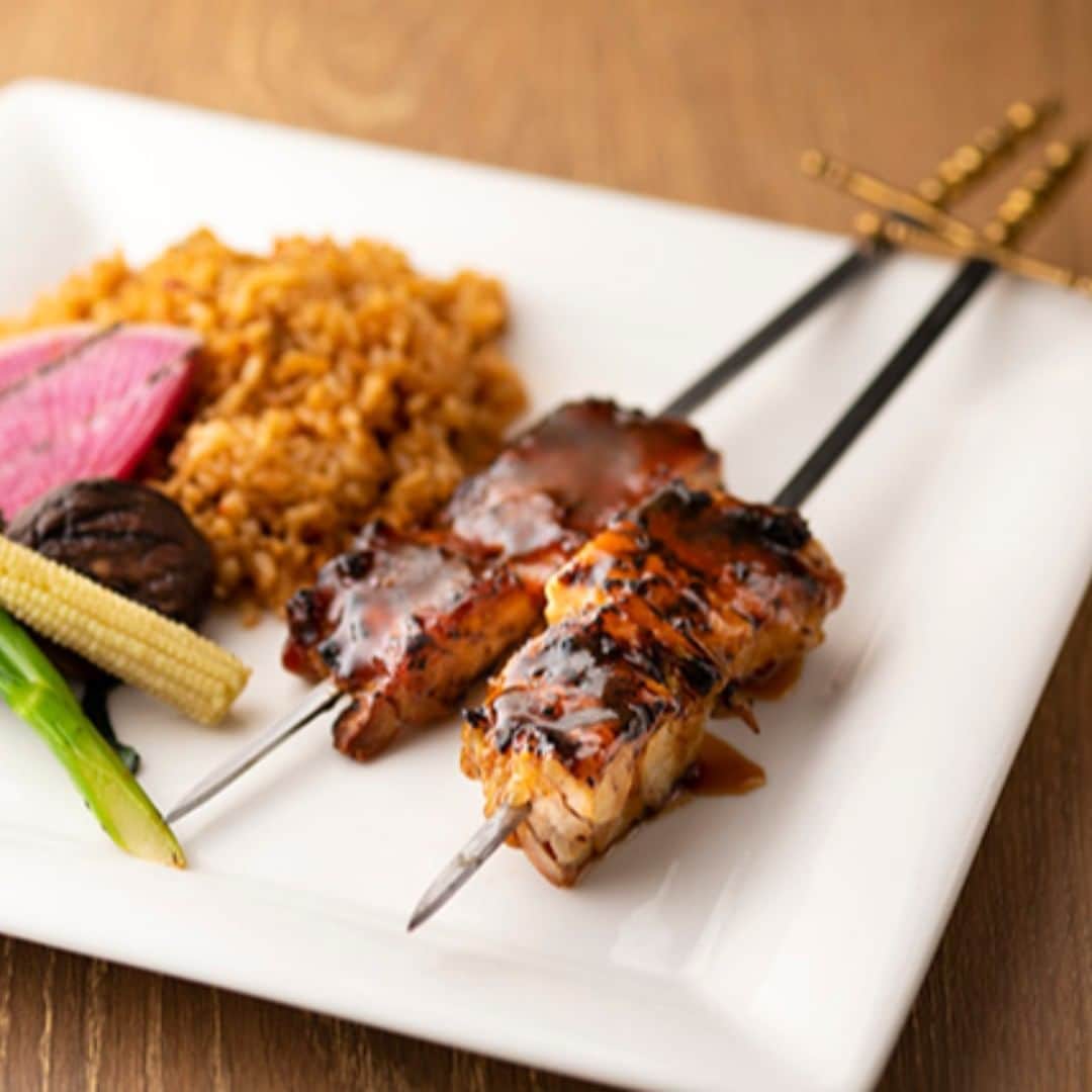 Courtyard by Marriott Tokyoのインスタグラム：「鶏もも肉のブロシェット ピーナッツソース マレーシア風チャーハン添え 大き目の鶏肉🍗を串にさし相性のよいピーナッツ🥜のソースをつけて炙ったブロシェットは、マレーシアの食をアイデアにしたおすすめの一品です。😋🍴 Chicken Thigh Brochette with Peanut Sauce, Malaysian fried rice on the side This is a Malaysian-inspired dish we recommend. Enjoy the brochettes made of broiled skewered large pieces of chicken thigh drizzled with peanut sauce.😊🍽️#東京グルメ #東京レストラン #tokyogourmet #delicious #instagourmet #tokyorestaurant #美味しいお店 #グリル #テラス #肉 #肉好き #ginza #銀座 #cytokyo5passion #cytokyo」