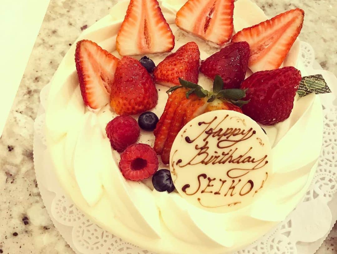 安藤成子さんのインスタグラム写真 - (安藤成子Instagram)「5月✨ ・ 沢山誕生日お祝いしてもらいました💜 ・ 幸せだ！ ・ #birthday #58 #青山婦人会」5月28日 9時33分 - seikoando