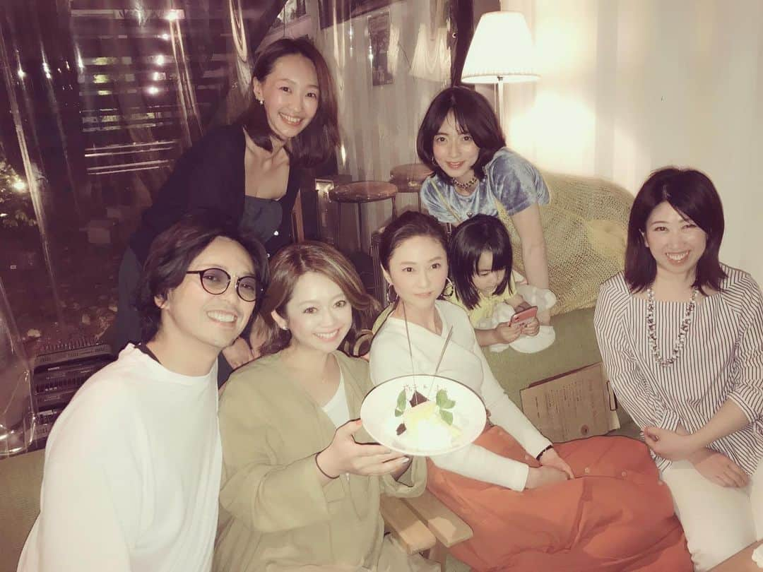 安藤成子さんのインスタグラム写真 - (安藤成子Instagram)「5月✨ ・ 沢山誕生日お祝いしてもらいました💜 ・ 幸せだ！ ・ #birthday #58 #青山婦人会」5月28日 9時33分 - seikoando