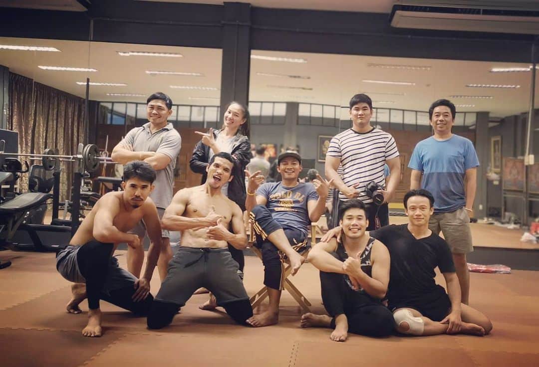 トニー・ジャーのインスタグラム：「🙏🙏🙏💪🏻👊🏻👊🏻🤝with the stunts team .」