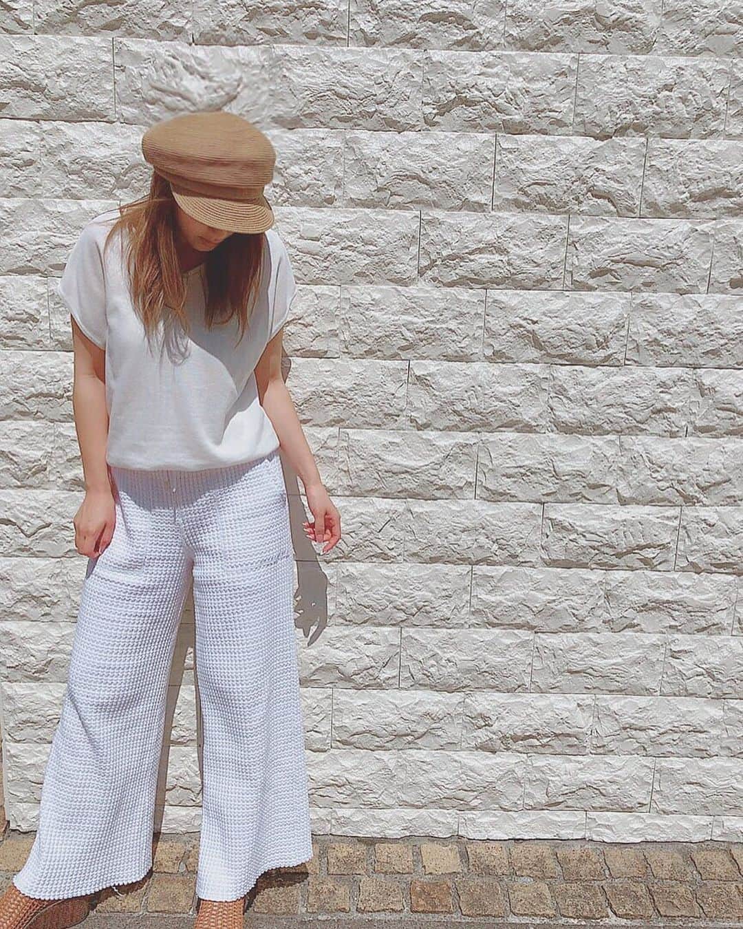 野田彩加さんのインスタグラム写真 - (野田彩加Instagram)「昨日の、、、📸 まだ5月なのに夏すぎた😍☀️ ・ ・ ・  @oblekt.jp  #todayscode #fashion #summer  #white #pantsstyle  #サンダル #5月 #熱中症注意」5月28日 9時36分 - aya.205