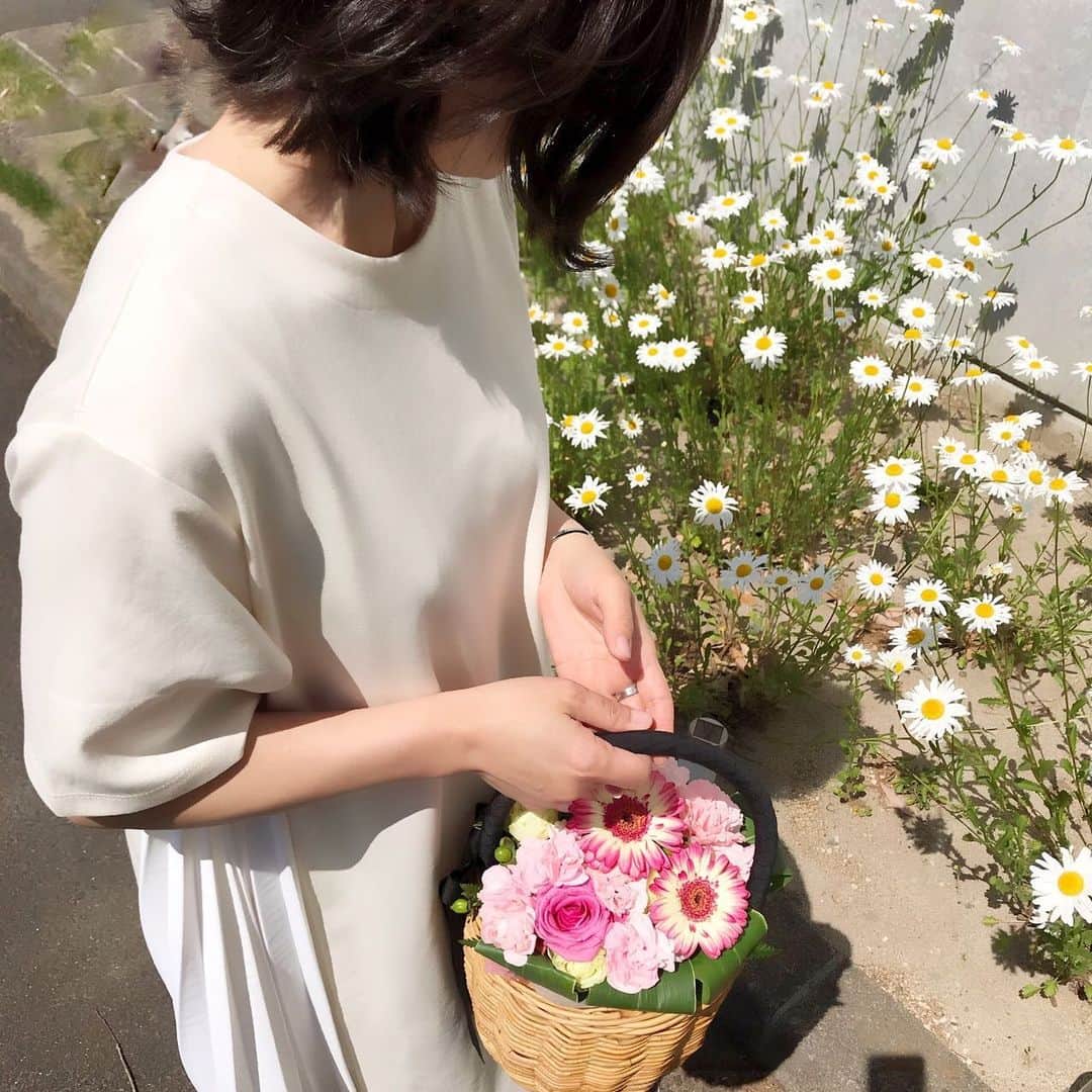 のインスタグラム：「* * #サイドプリーツワンピース  @netstar_official  昨日のコーデ。 ふたたび。 * * #netstar_official #netstar #etrebloom #今日のコーデ #今日のファッション #今日の服 #着まわし #着まわしコーデ #春コーデ #大人可愛い #プチプラ #服  #シンプルコーデ #おとなかわいい #プチプラファッション #大人コーデ  #大人カジュアル #instafashion #cordinate  #ロカリ #locari #ponte_fashion #花のある暮らし」
