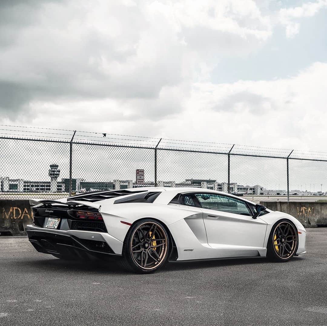 CARLiFESTYLEさんのインスタグラム写真 - (CARLiFESTYLEInstagram)「Lamborghini Aventador S on @anrkywheels | thoughts? #carlifestyle」5月28日 9時52分 - carlifestyle
