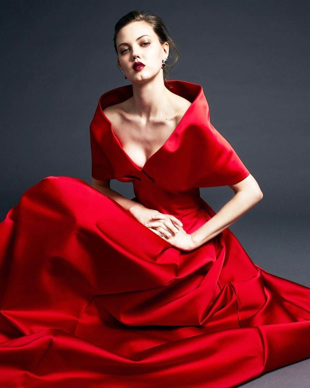 ザックポーゼンさんのインスタグラム写真 - (ザックポーゼンInstagram)「Red hot and elegant! #zacposen by @vanina_sorrenti styled and modeled by @lindseywixson ⚡️💋♥️」5月28日 9時55分 - zacposen