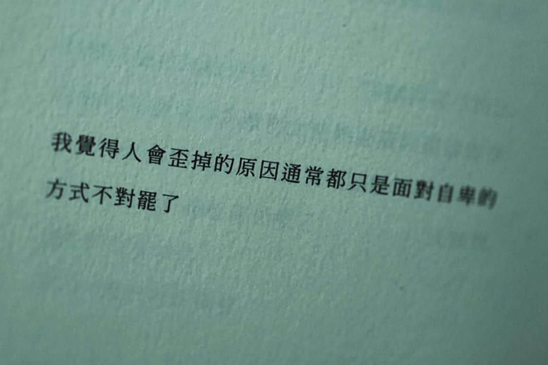 ヤオ・アイニンさんのインスタグラム写真 - (ヤオ・アイニンInstagram)「逛書店的時候 翻到這句話 就買下了它  看著看著笑了 妳發現 其實不會有誰孤單一人 就算從未認識 當看著他寫下的文字 妳仍舊可以知道 誰是同類人。  #我記不得每隻貓的名字  #葛大為  #pi哩啪啦」5月28日 10時18分 - ipipy20000