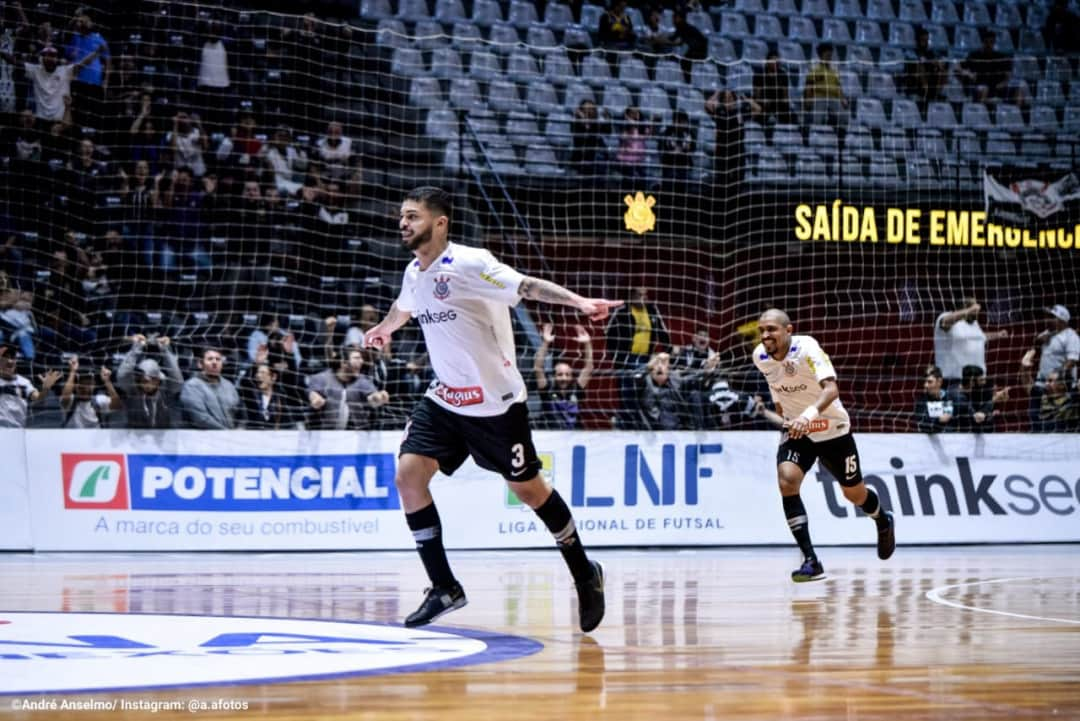 コリンチャンスさんのインスタグラム写真 - (コリンチャンスInstagram)「SANGUE NO OLHO!  No Ginásio Wlamir Marques, @sccorinthians.futsal vence Joaçaba de virada, por 4 a 2, e assume terceira colocação na Liga Nacional de Futsal (LNF). 📷 André Luis Anselmo  #VaiCorinthians」5月28日 10時15分 - corinthians