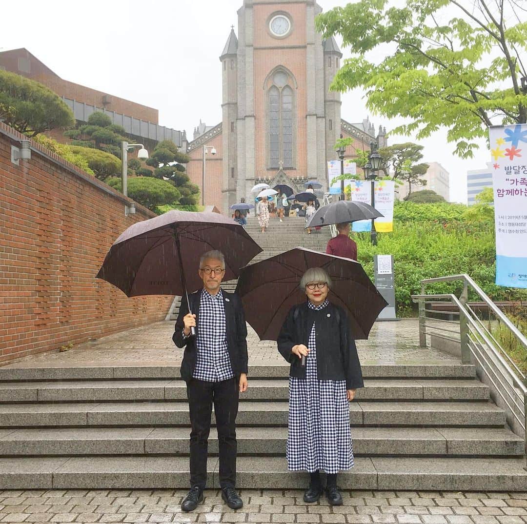 bon ponさんのインスタグラム写真 - (bon ponInstagram)「5月19日(日) 韓国5日目 ホテルで朝食 ・ 『明洞大聖堂』ミサ 私達のたっての希望で、日曜日に明洞大聖堂の御ミサを日程に入れていただきました。『明洞大聖堂』は、韓国カトリック教会を代表する聖堂です。1898年に完成した韓国初の煉瓦造のゴシック建築で「史跡258号」に指定されています。地下にはショップやレストラン、カフェ、ベーカリーなどが集まるモール『1898広場』があり、ショッピングやグルメも楽しめます。 ミサは韓国語でしたが、式次第の流れは同じ。この素晴らしい大聖堂で御ミサに与ることができて感無量でした⛪️🙏 ・ 『明洞散策』 明洞(ミョンドン)は、ソウル最大の繁華街で日本語が通じやすく、観光客に人気No.1の観光地です。コスメやファッション専門店などのショップだけではなく、エステやホテルまで充実！ソウル初心者からリピーターまで楽しめます。若者に人気の『Cafe de Paris』で、苺パフェとマスカットパフェを食べました🍓見た目より軽く、とてもフルーティで美味しかったです😍👍 ・ 昼食は『全州中央会館』で石焼ビビンバをいただきました。全州石焼ビビンバは、春菊やキノコ、セリ、キキョウ、ワラビをはじめ35種類もの具材が入り、栄養満点！自社工場で作ったオリジナルのコチュジャンで味付けされて出てきます。その他、石焼ユッケビビンバや海鮮チヂミなども人気のメニューです。 私達が手に持っているのは、韓旅サポーターズのマスコットの「サランちゃん」と「シブタ」です👧🐷 ・ 『学林茶房』 1956年オープンのレトロな喫茶店。店内にはLPレコードのクラシックが静かに流れ、古い床とテーブル、片隅にある昔の小説と壁面を囲む60〜70年代のアルバムが、ノスタルジックな雰囲気を漂わせています。お店の名物のウインナーコーヒーを飲みました☕️ こちらで韓旅サポーターズの皆さんと合流しました。 @kto.kantabi 韓旅サポーターズとは、韓国観光公社が運営する在韓日本人ネットワークで、ソウルや地方都市を観光するツアーに参加し、その体験をSNSやブログで発信して、韓国の情報や魅力を多くの人に伝える「韓国広報大使」です。 ・ 『ミュージックドラマ Only you』鑑賞 ソウルの演劇の街『大学路(テハンノ)』で、2012年の初演からロングラン公演を続けているミュージックドラマ「ONLY YOU」。韓国東南部の慶尚道(キョンサンド)に住む平凡な夫婦の話。結婚生活37年、恋愛〜結婚から老後〜最期を迎えるまで、紆余曲折を経ながらお互いへの愛で繋がる夫婦と、その家族の喜怒哀楽を描いたヒューマンドラマ。自分達と同年代の夫婦の話に身につまされて、思わず泣けてしまいました😭😭キャストさん達の素晴らしい歌や踊り、演技力に感嘆しました！日本語字幕もあるので、言葉が分からなくても楽しめます。終演後に一緒に写真を撮っていただきました。 開演前に、韓国の新聞社「東亜日報」の取材を受けました。 ・ 夕飯は『トゥルプル』大学路店で、韓国観光公社のスタッフさん、韓旅サポーターズの皆さんと一緒に、多彩な韓定食をいただきました。初めて目にするお料理が沢山ありました。渡り蟹の醤油漬け(カンジャンケジャン)は有名ですが、こちらでは海老の醤油漬けが出ました。 ・ 『昌慶宮(チャンギョングン)』夜間観覧 1483年に朝鮮王朝時代第9代王ソンジョン(成宗)が、寿康宮(スガングン)を拡張し、昌徳宮(チャンドックン)の東側に建てた宮殿。夜間観覧では古宮がライトアップされ、歴史建造物の美しい夜景を楽しむことができます。 ・ ・ #韓国視察旅行 #韓国観光公社 #ソウルで一週間暮らし #韓旅サポーターズ #ソウル #夫婦 #60代 #ファッション #コーディネート #リンクコーデ #夫婦コーデ #グレイヘア #白髪 #共白髪 #couple #over60 #fashion #coordinate #instafashion #instagramjapan #greyhair #bonpon511」5月28日 10時28分 - bonpon511