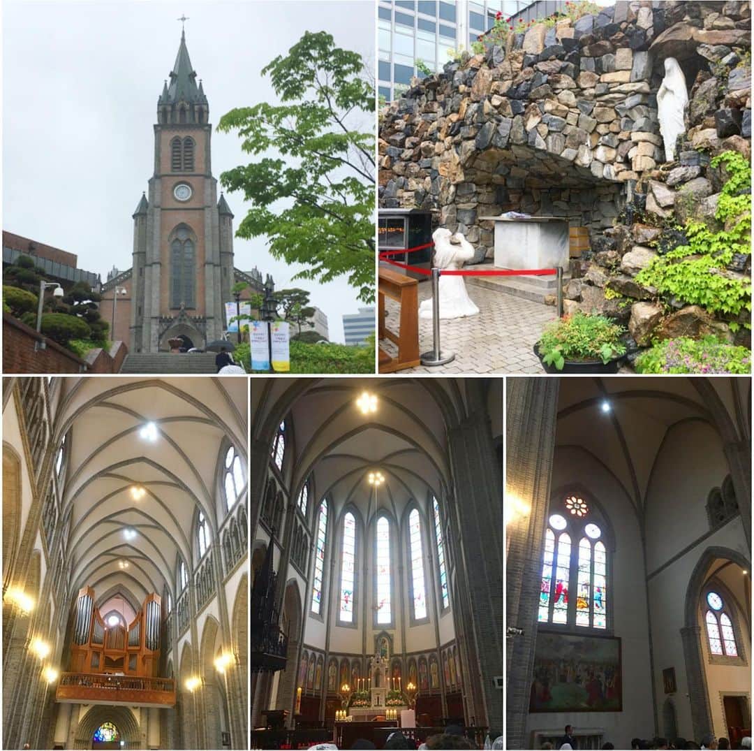 bon ponさんのインスタグラム写真 - (bon ponInstagram)「5月19日(日) 韓国5日目 ホテルで朝食 ・ 『明洞大聖堂』ミサ 私達のたっての希望で、日曜日に明洞大聖堂の御ミサを日程に入れていただきました。『明洞大聖堂』は、韓国カトリック教会を代表する聖堂です。1898年に完成した韓国初の煉瓦造のゴシック建築で「史跡258号」に指定されています。地下にはショップやレストラン、カフェ、ベーカリーなどが集まるモール『1898広場』があり、ショッピングやグルメも楽しめます。 ミサは韓国語でしたが、式次第の流れは同じ。この素晴らしい大聖堂で御ミサに与ることができて感無量でした⛪️🙏 ・ 『明洞散策』 明洞(ミョンドン)は、ソウル最大の繁華街で日本語が通じやすく、観光客に人気No.1の観光地です。コスメやファッション専門店などのショップだけではなく、エステやホテルまで充実！ソウル初心者からリピーターまで楽しめます。若者に人気の『Cafe de Paris』で、苺パフェとマスカットパフェを食べました🍓見た目より軽く、とてもフルーティで美味しかったです😍👍 ・ 昼食は『全州中央会館』で石焼ビビンバをいただきました。全州石焼ビビンバは、春菊やキノコ、セリ、キキョウ、ワラビをはじめ35種類もの具材が入り、栄養満点！自社工場で作ったオリジナルのコチュジャンで味付けされて出てきます。その他、石焼ユッケビビンバや海鮮チヂミなども人気のメニューです。 私達が手に持っているのは、韓旅サポーターズのマスコットの「サランちゃん」と「シブタ」です👧🐷 ・ 『学林茶房』 1956年オープンのレトロな喫茶店。店内にはLPレコードのクラシックが静かに流れ、古い床とテーブル、片隅にある昔の小説と壁面を囲む60〜70年代のアルバムが、ノスタルジックな雰囲気を漂わせています。お店の名物のウインナーコーヒーを飲みました☕️ こちらで韓旅サポーターズの皆さんと合流しました。 @kto.kantabi 韓旅サポーターズとは、韓国観光公社が運営する在韓日本人ネットワークで、ソウルや地方都市を観光するツアーに参加し、その体験をSNSやブログで発信して、韓国の情報や魅力を多くの人に伝える「韓国広報大使」です。 ・ 『ミュージックドラマ Only you』鑑賞 ソウルの演劇の街『大学路(テハンノ)』で、2012年の初演からロングラン公演を続けているミュージックドラマ「ONLY YOU」。韓国東南部の慶尚道(キョンサンド)に住む平凡な夫婦の話。結婚生活37年、恋愛〜結婚から老後〜最期を迎えるまで、紆余曲折を経ながらお互いへの愛で繋がる夫婦と、その家族の喜怒哀楽を描いたヒューマンドラマ。自分達と同年代の夫婦の話に身につまされて、思わず泣けてしまいました😭😭キャストさん達の素晴らしい歌や踊り、演技力に感嘆しました！日本語字幕もあるので、言葉が分からなくても楽しめます。終演後に一緒に写真を撮っていただきました。 開演前に、韓国の新聞社「東亜日報」の取材を受けました。 ・ 夕飯は『トゥルプル』大学路店で、韓国観光公社のスタッフさん、韓旅サポーターズの皆さんと一緒に、多彩な韓定食をいただきました。初めて目にするお料理が沢山ありました。渡り蟹の醤油漬け(カンジャンケジャン)は有名ですが、こちらでは海老の醤油漬けが出ました。 ・ 『昌慶宮(チャンギョングン)』夜間観覧 1483年に朝鮮王朝時代第9代王ソンジョン(成宗)が、寿康宮(スガングン)を拡張し、昌徳宮(チャンドックン)の東側に建てた宮殿。夜間観覧では古宮がライトアップされ、歴史建造物の美しい夜景を楽しむことができます。 ・ ・ #韓国視察旅行 #韓国観光公社 #ソウルで一週間暮らし #韓旅サポーターズ #ソウル #夫婦 #60代 #ファッション #コーディネート #リンクコーデ #夫婦コーデ #グレイヘア #白髪 #共白髪 #couple #over60 #fashion #coordinate #instafashion #instagramjapan #greyhair #bonpon511」5月28日 10時28分 - bonpon511