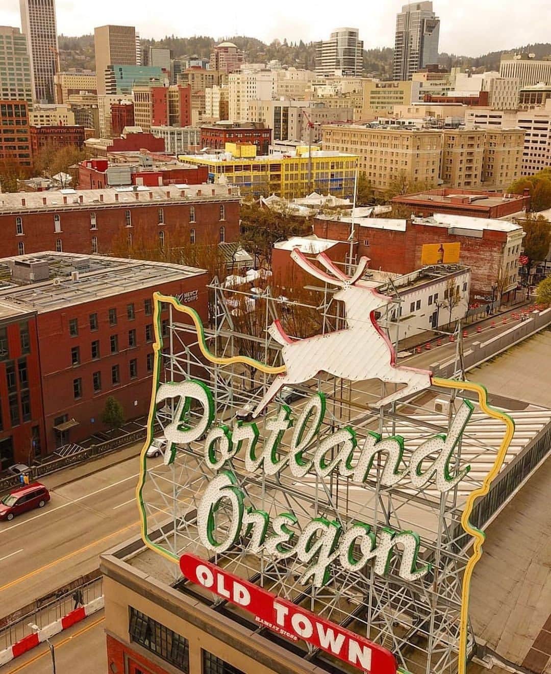 Portlandさんのインスタグラム写真 - (PortlandInstagram)「All the way up.  #portland #pdx #portlandnw #downtown @todomevale」5月28日 10時28分 - portland