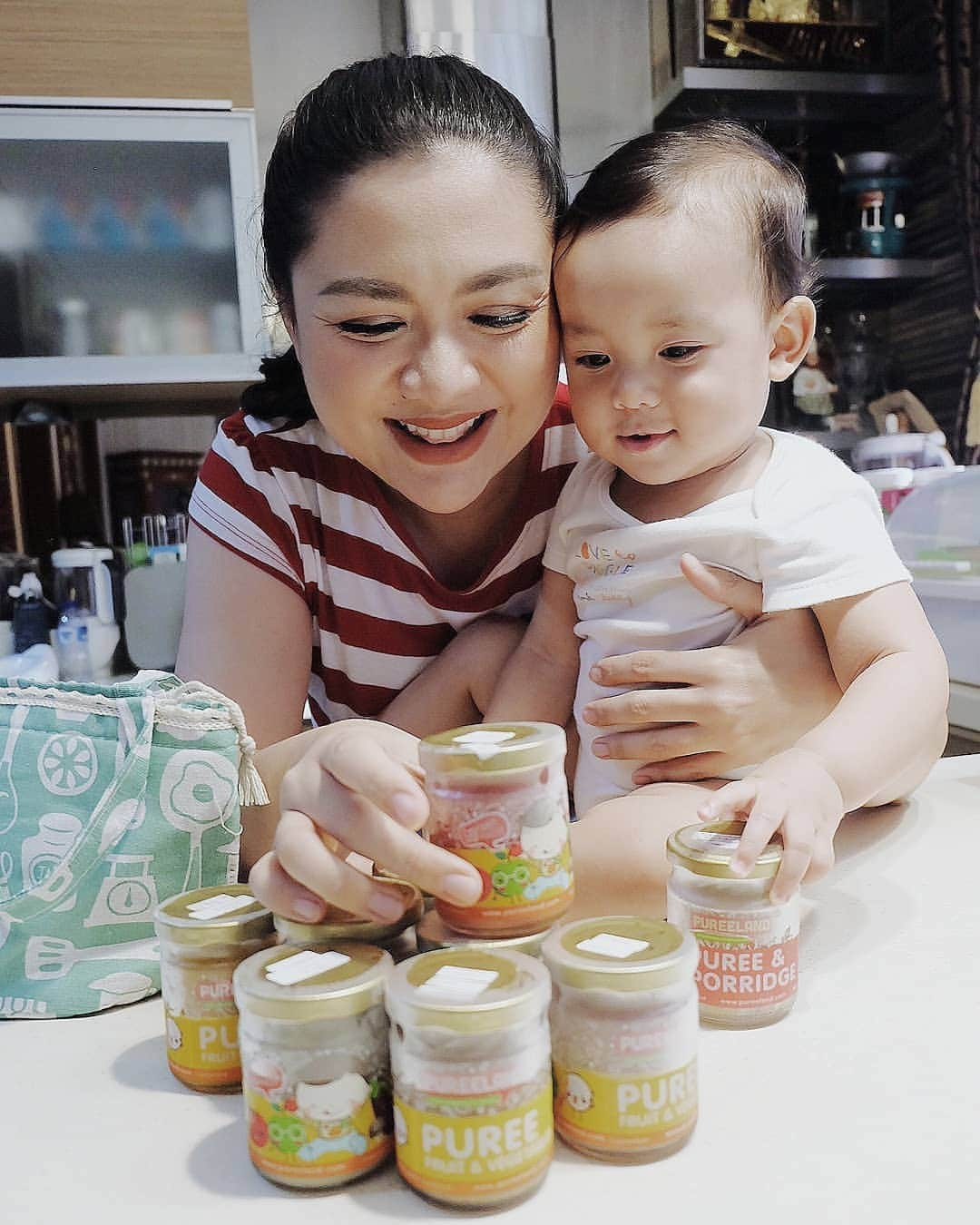 Vicky Shuさんのインスタグラム写真 - (Vicky ShuInstagram)「Pengalaman pertama mudik bawa baby Abimanyu , karena perjalanan panjang sering kali bikin baby Abimanyu bosan ataupun lapar jadi rewel. Di saat seperti itu pastinya baby butuh mpasi atau cemilan yang dapat menemaninya saat perjalanan. Karena susah banget nemuin makanan atau cemilan homemade yg sehat dan aman untuk bayi selama di perjalanan, untuk mpasi baby Abimanyu aku bawa Paket Mudik @pureeland homemade babyfood. Tiap mudik, mereka selalu ngeluarin paket2 untuk dibawa travelling buat baby yang nggak biasa makan makanan instant.  @pureeland babyfood itu homemade makanan bayi dgn ingredients premium dan organik. Ada juga catering bayi dan banyak variasi menu mpasi/snack yang bisa dipesan mulai dari bayi 6 bulan. Oh iya, untuk menu bayi under 12 bulan, tidak menggunakan gula garam.  Enak, praktis, dan banyak variasi menu yg beda setiap hari untuk bayi yg mulai mpasi atau bahkan yang gtm. Jadi ga perlu khawatir anak kita bosan dengan rasa yg itu2 aja.  Buat yg pengen tahu apa aja sih produk2 nya, bisa langsung browse webnya di www.pureeland.com atau instagram @pureeland  Storenya juga sudah ada di  Mall Kota Kasablanka dan Mall Gandaria City」5月28日 10時22分 - vickyshu