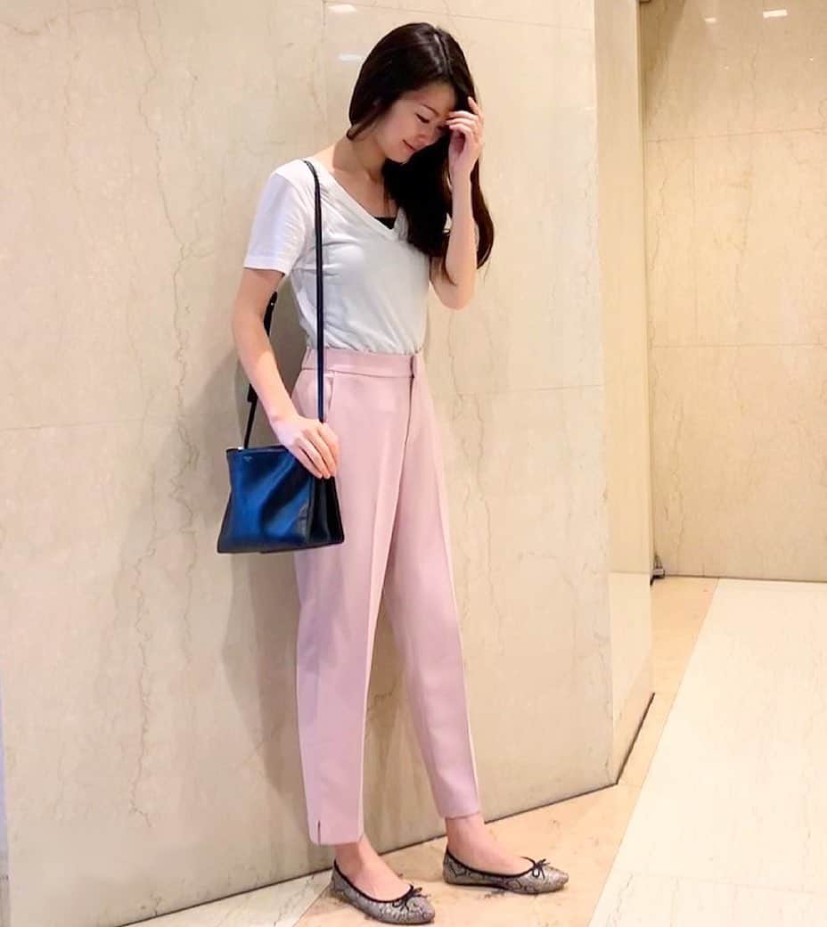 花田浩菜のインスタグラム：「もう5月とは思えない真夏日🌞 最近は動きやすいパンツをちょこちょこ集めています😊このカラーパンツ、求めていたピンクの色味でドツボ😍 . . 👗この日のコーデ👗 . . #tops .#bananarepublic  @bananarepublic_jp  #pants . #lialapg  @lialapg lpg711-0446 #bag .#celine @celine . . #ママコーデ #コーデ #コーディネート  #ママライフ #男の子ママ #パンツコーデ  #トリオバッグ #ぺたんこ靴 #liala_fashion #pr  #code #coordinate #ootd  #l4l #happy #happydays」