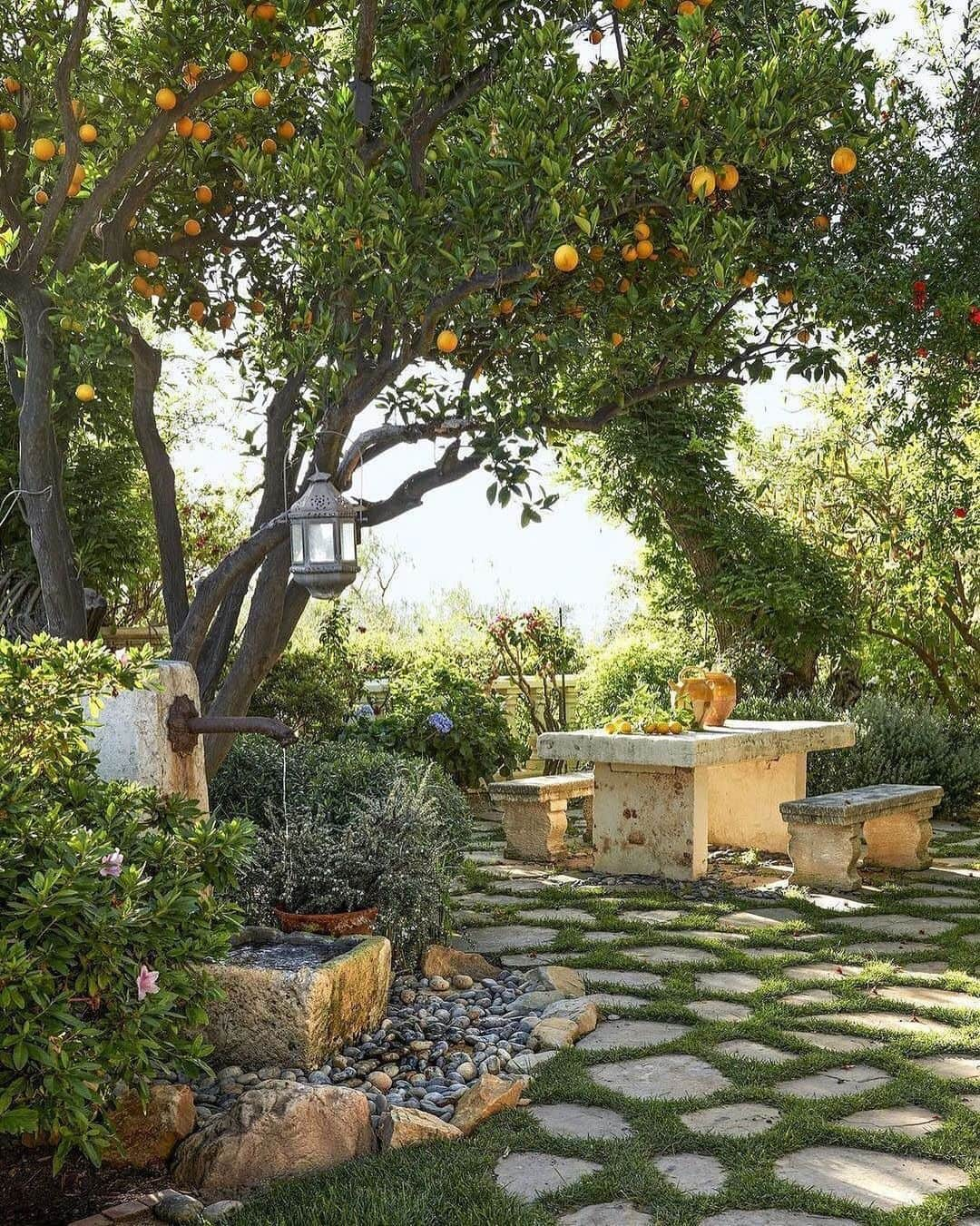 ELLE DECORさんのインスタグラム写真 - (ELLE DECORInstagram)「The garden of our dreams, as seen in a Bel Air home designed by @kimalexandriuk. 🌿🍃 Photography by @dominiquevorillon, from the ED archive.」5月28日 10時32分 - elledecor