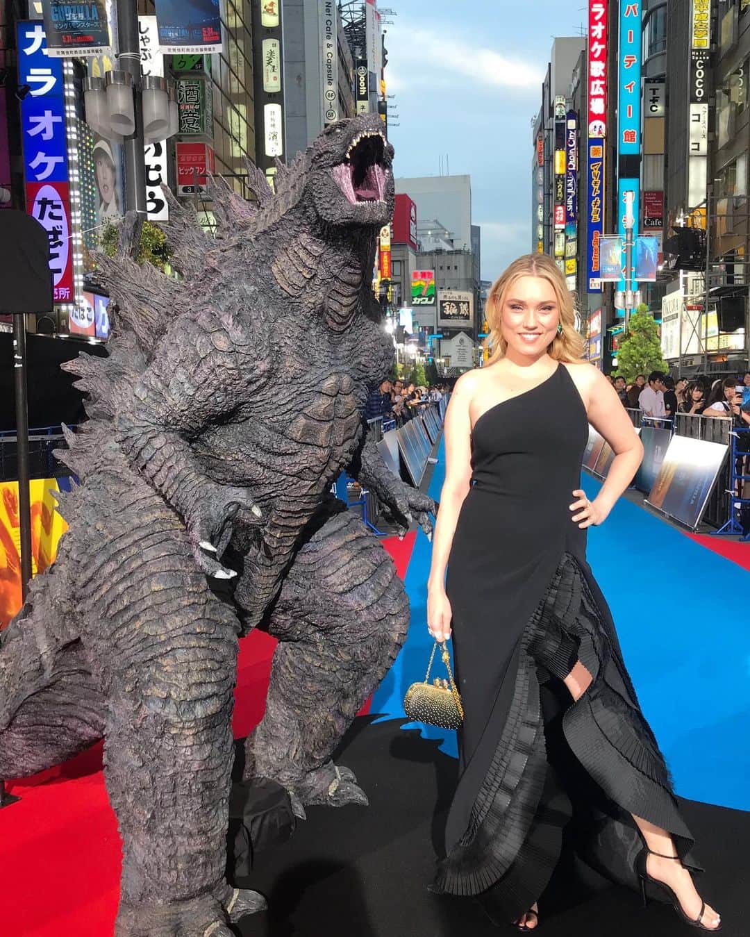 クレア・グラントさんのインスタグラム写真 - (クレア・グラントInstagram)「Thank you @joeytierney for putting together the perfect look for last night’s #Godzilla premiere. You are a Queen. #AllSpikeEverything • • dress: @carmenmarcvalvo  Jewels: @apmmonaco @lionviprelations @sofia.zakia  Clutch: @alexandermcqueen  Heels: @stuartweitzman  Styled by: @joeytierney  Subpar HMU: me. 😂 Miss you @anissaemily • • So you can only tell in the last picture, but the blue carpet is actually the atomic breath coming from Godzilla’s mouth. It was so cool. The hotel that screened the movie is actually a GODZILLA HOTEL with a giant Godzilla coming from the roof. You can see it better from the other angel I posted. The street that the carpet was on is called Godzilla Avenue...not just for the movie, but ALL THE TIME. 👏👏I love how much this city embraces its mythic Gods & icons.」5月28日 10時40分 - claregrant