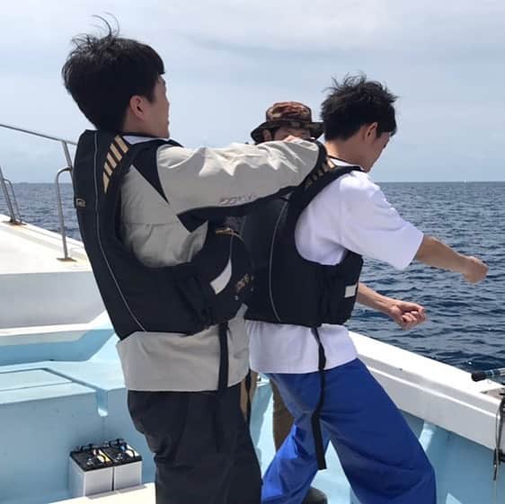 皆川勇気さんのインスタグラム写真 - (皆川勇気Instagram)「「過ぎるTV」ご覧頂いた皆様ありがとうございました🙇‍♂️ 「サメがかかったときに2人がかりで釣り上げる練習」をしている2人です。  この時はいけると思ったなぁ……」5月28日 10時48分 - yuuki_minagawa