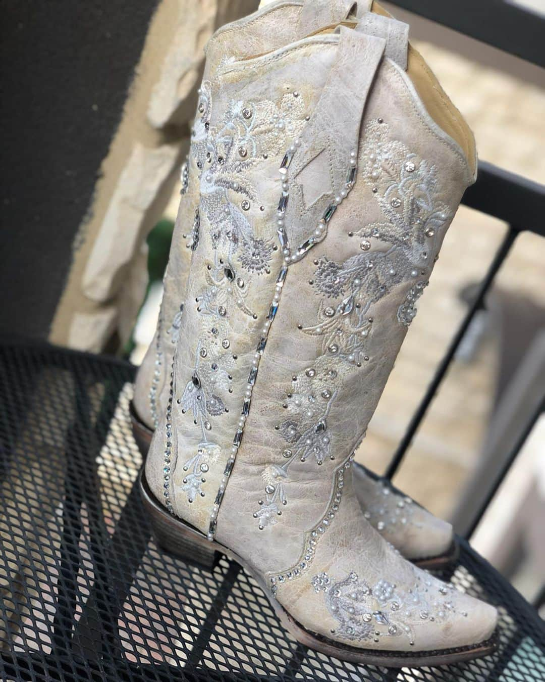 アシュリー・ケインさんのインスタグラム写真 - (アシュリー・ケインInstagram)「Wedding rehearsal boots rhinestoned by the amazing Mae Mae! ✨ Swipe➡️to see them in all their glory!」5月28日 10時49分 - icegirlash