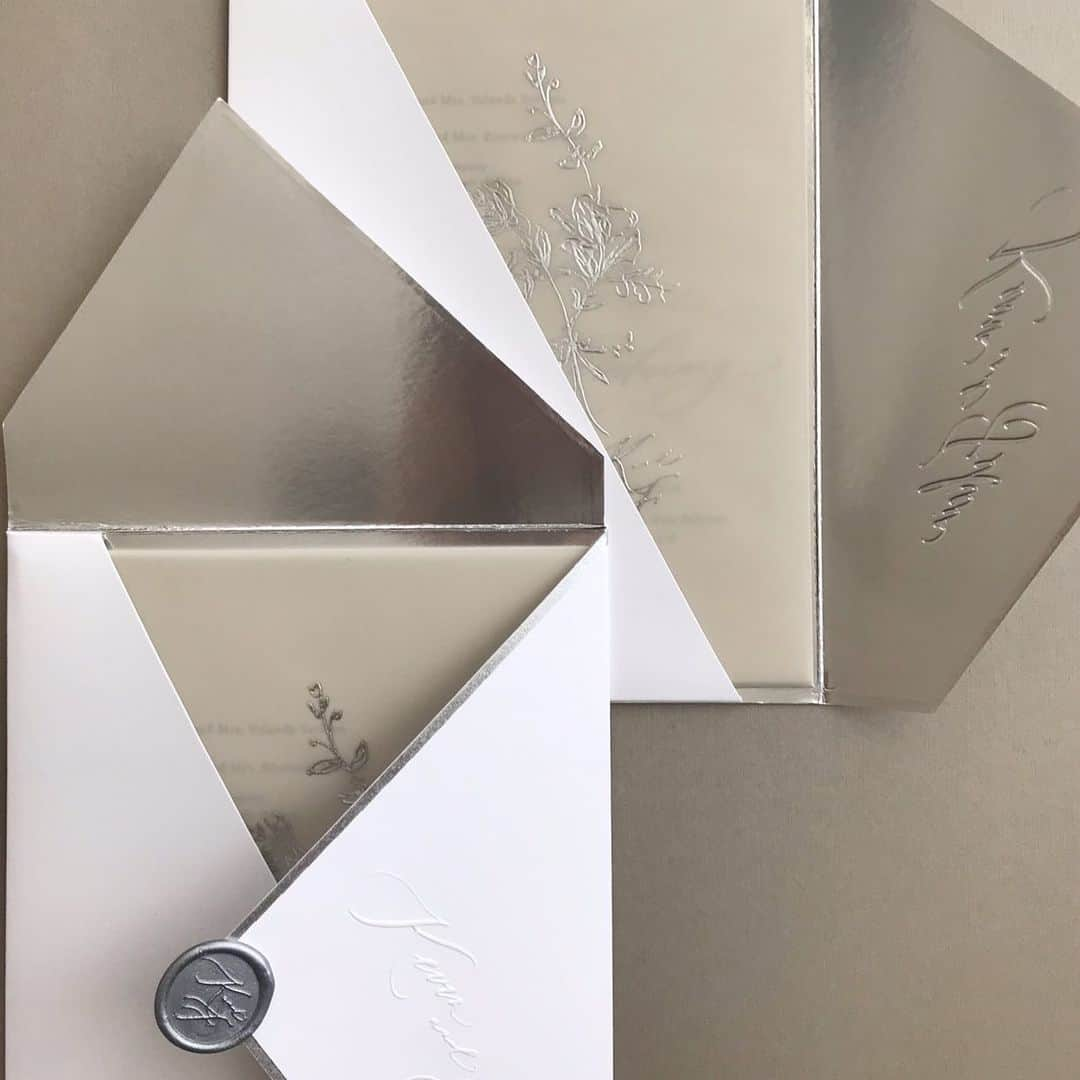 Veronica Halimさんのインスタグラム写真 - (Veronica HalimInstagram)「White + Beige + Silver Geometrical invitation suite for a modern twist. — #truffypi #vhcalligraphy #weddinginvitation #stationerydesign #custominvitation #moderncalligraphy #bespoke #thebridestory #oncewed #weddingcalligraphy #カリグラフィー #モダンカリグラフィー #ウェディング #ウェディングアイテム #ウェディングヘア」5月28日 10時52分 - truffypi