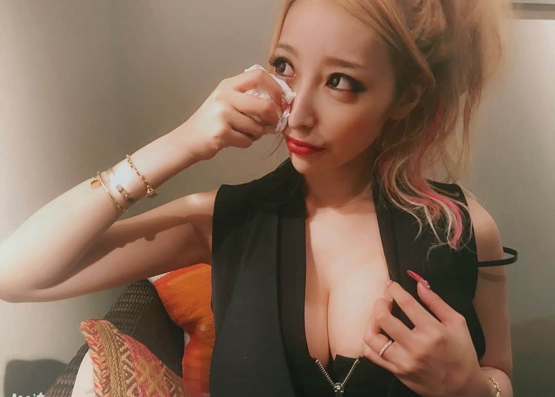 加藤紗里さんのインスタグラム写真 - (加藤紗里Instagram)「突然の投稿だけど、また根も葉もない記事が書かれてしまっていろいろと迷惑しています。 最近ニュースにされているトモローさんですが、SNSなどに過去の画像、動画などを今現在のような形でアップされていて勘違いされてしまって困ってます。 本人にはもう関わらないでと言ったので連絡はきているけど無視をしてる状況です。 みんなに付き合ってると誤解されたら嫌だから報告させていただきます、こんなくだらない話に興味のない方や気分を害された方はごめんなさい。。。 紗里はその方と今現在一切関わりあいがありませんので、ご理解下さい。 今後ともこんな毎日恋愛中の加藤紗里をよろしくお願いします❤️」5月28日 10時56分 - katosari