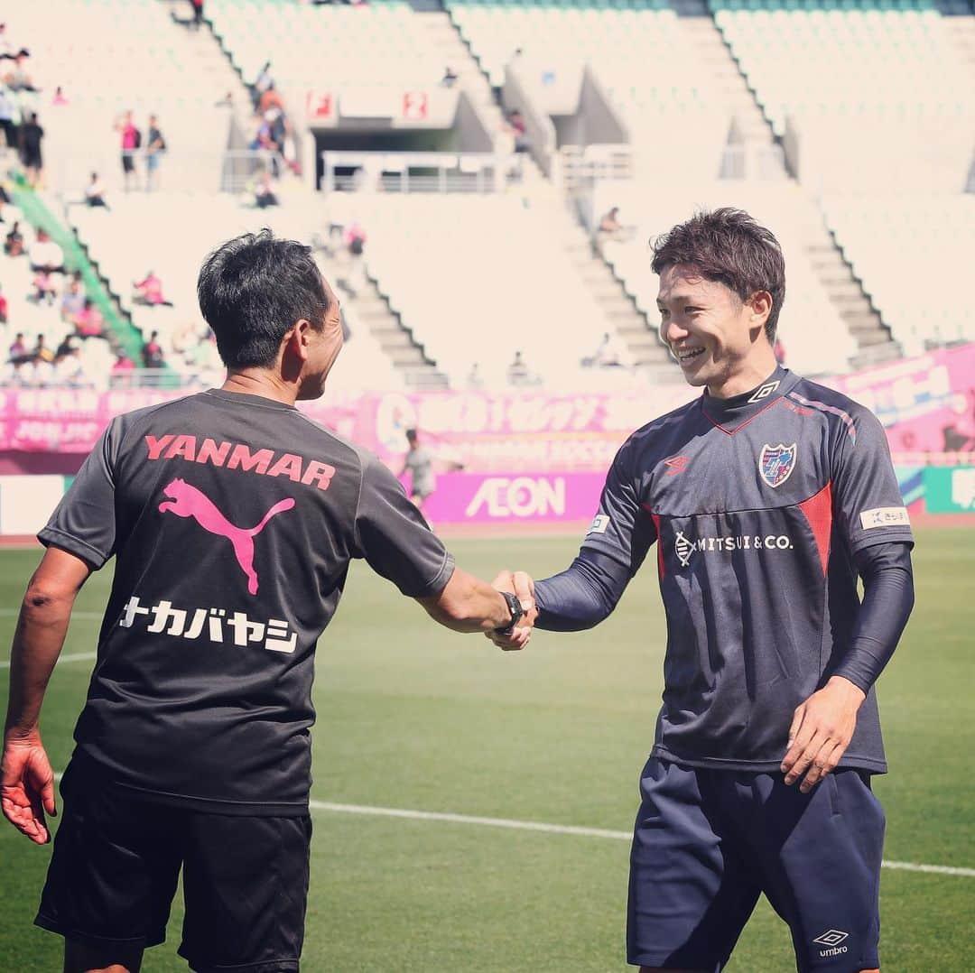 FC東京オフィシャルグッズさんのインスタグラム写真 - (FC東京オフィシャルグッズInstagram)「. vs #セレッソ大阪 2013年から2015年までコンディショニング・ダイレクターを務め、現在セレッソ大阪でフィジカルコーチを務める #山崎亨 さんと久々の再会。 @fctokyoofficial  #FC東京 #森重真人 #小川諒也 #室屋成 #山崎亨 #fctokyo  #tokyo」5月28日 11時04分 - fctokyoofficial