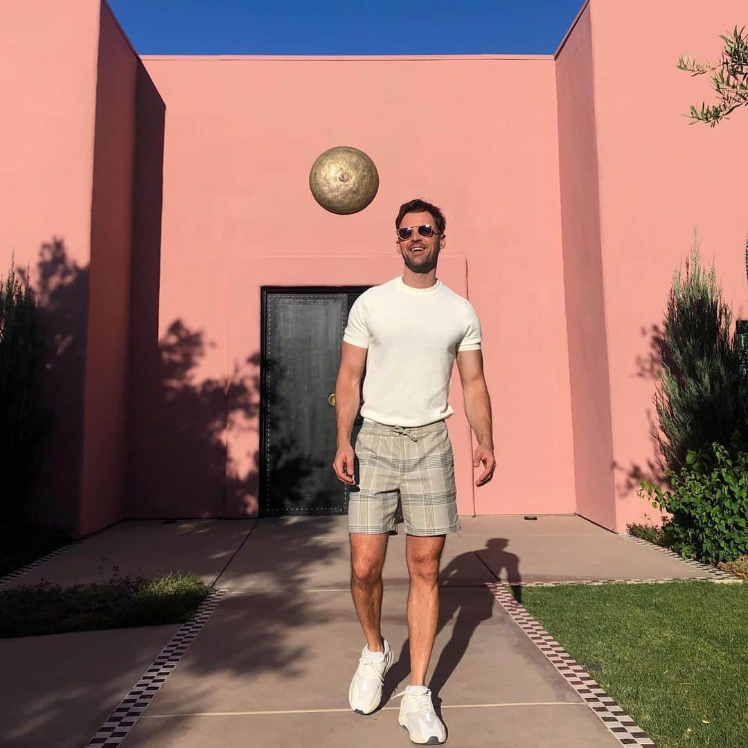 ブラッド・ゴレスキーさんのインスタグラム写真 - (ブラッド・ゴレスキーInstagram)「I try to stay neutral.  Sweater and shorts @topman  Sneaks @yeezymafia  Sunglasses @garrettleight 📷 @matty_holloway」5月28日 11時06分 - bradgoreski