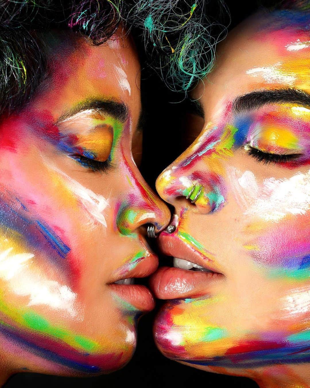 ヤスミナ・ダニエルさんのインスタグラム写真 - (ヤスミナ・ダニエルInstagram)「Love is love 🌈 @doomskay 👩‍❤️‍💋‍👩 Products: @makeupforeverofficial Flash Artistic colour palette」5月28日 11時20分 - missjazminad