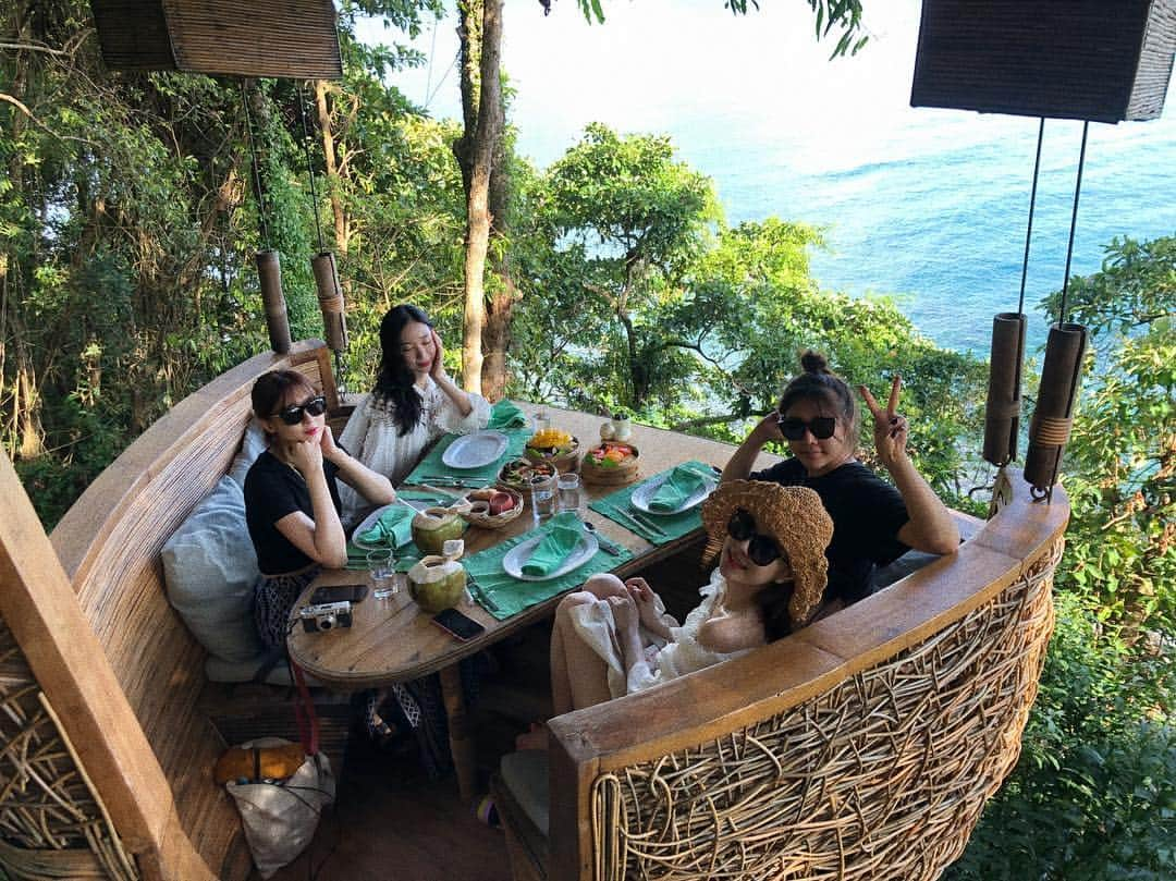 イユエリンさんのインスタグラム写真 - (イユエリンInstagram)「Breakfast in the air! Isn’t it better than Breakfast at Tiffany?😏💎 Everyday is so amazing! If you come #sonevakiriresort you will know what I’m talking about ❤️ 매일 아침식사를 하늘위에서☁️☁️ 친구들과의 잊지못할 추억여행, 가족여행, 그리고 신혼부부한테 강력추천!! 제 2의 몰디브가 되리라 조심스레 확신해봅니다😎  감사한 나날들 💓#애린여행 #애린맛집 #sonevakiri nevakiri #소네바키리 #thailand #태국여행 #kokut #kokood #travel #자매여행」5月28日 11時29分 - leehyemin0503