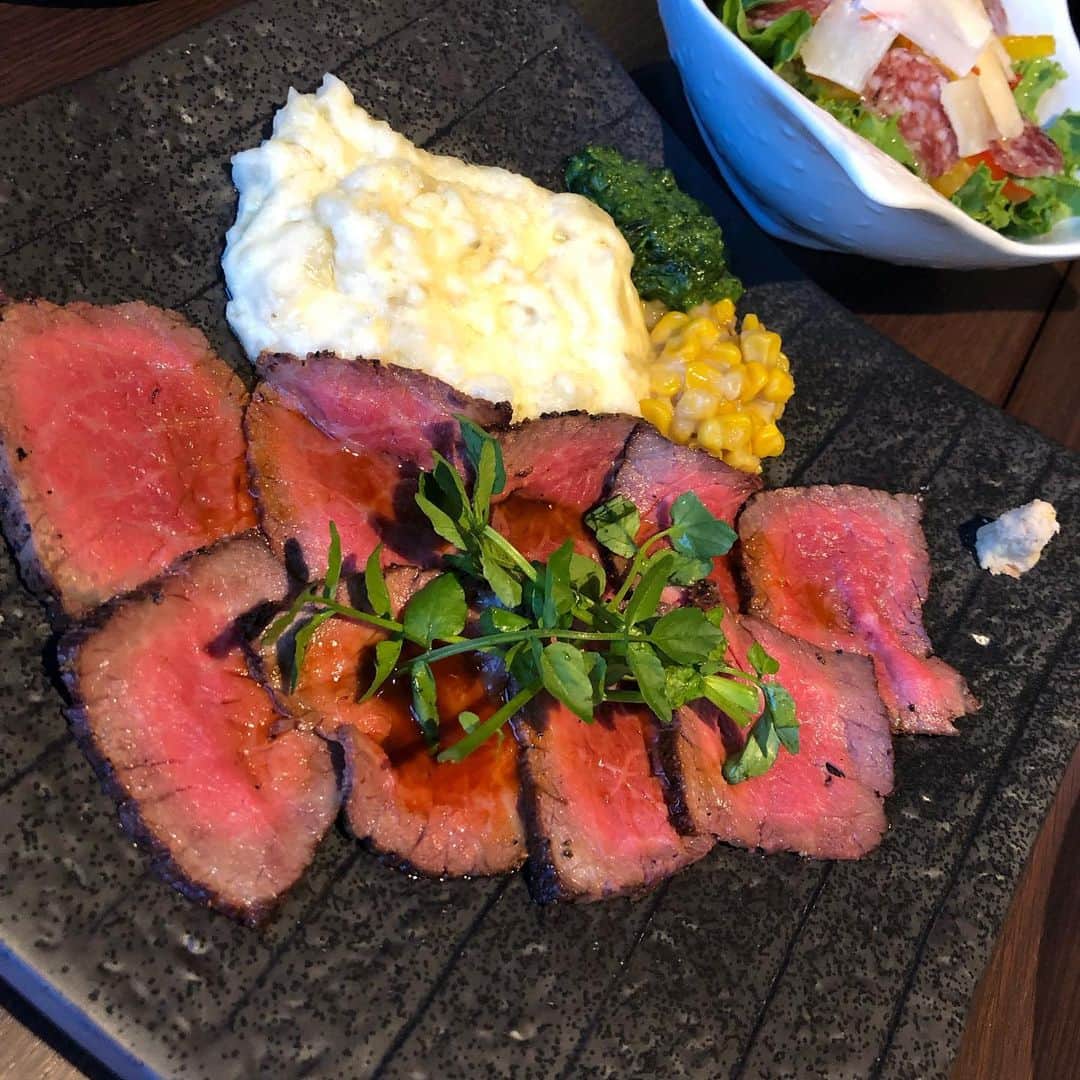大井智保子さんのインスタグラム写真 - (大井智保子Instagram)「野球がおやすみの月曜日😄 おいしいものを食べるしかなーい‼️と、牡蠣好きみなみちゃんと、さいたまへ少し遠征してきました✨ . 生牡蠣が食べたくて、日本中の牡蠣が揃う大宮のオイスターバー YUMMY ( @tob_yummy ) へ🥂 . お店に入った瞬間見入っちゃう、氷の上の牡蠣たち…❄️❄️ . 生牡蠣… 広田湾L(岩手)、五島列島(長崎) 、仙鳳趾(北海道)  焼き牡蠣… 室津かき(兵庫)  創作焼き牡蠣…Napoli(トマト&チーズ焼)き、Aglio(香草パン粉焼き)  牡蠣だけで6種類もいただきました🤤 . そしてそして、お店のおすすめのローストビーフも🥩柔らかくて程よく脂がのっていて、とろけたよ🐮 . 最後はパスタ🍝黒毛和牛のボローニャポルチーニ仕立てを😍 . トリュフサラミとフレッシュパルメジャーノのサラダと自家製ピクルスもすんごくおいしかったです🥗 女子が好きな魅力的なメニューが多いし、おいしすぎて食べすぎたよー🤣 が、みなみちゃんはうらやましいことにいくら食べても太りません‼️笑 わたしはいつもより少し多く歩いて帰りました…🚶‍♀️ . あーおいしかった✨また埼玉県民誘って行こうと思います♪♪ 西武ライオンズファンの方々は、県営大宮球場で試合の後とかにもいいですね🦁 . . #theoysterbaryummy #生牡蠣 #牡蠣 #オイスター #オイスターバー #大宮オイスターバー#さいたまオイスターバー #ぐるなび #さいたまレストラン #大宮レストラン #さいたまイタリアン #大宮イタリアン #さいたまグルメ #大宮グルメ #gourmet #restaurant #oyster #oysterbar #fleshoyster #PR #Pasta #Italian #chihoko飯 #埼玉県 #さいたま #大宮 #大宮駅都会すぎ」5月28日 11時24分 - chihokoi