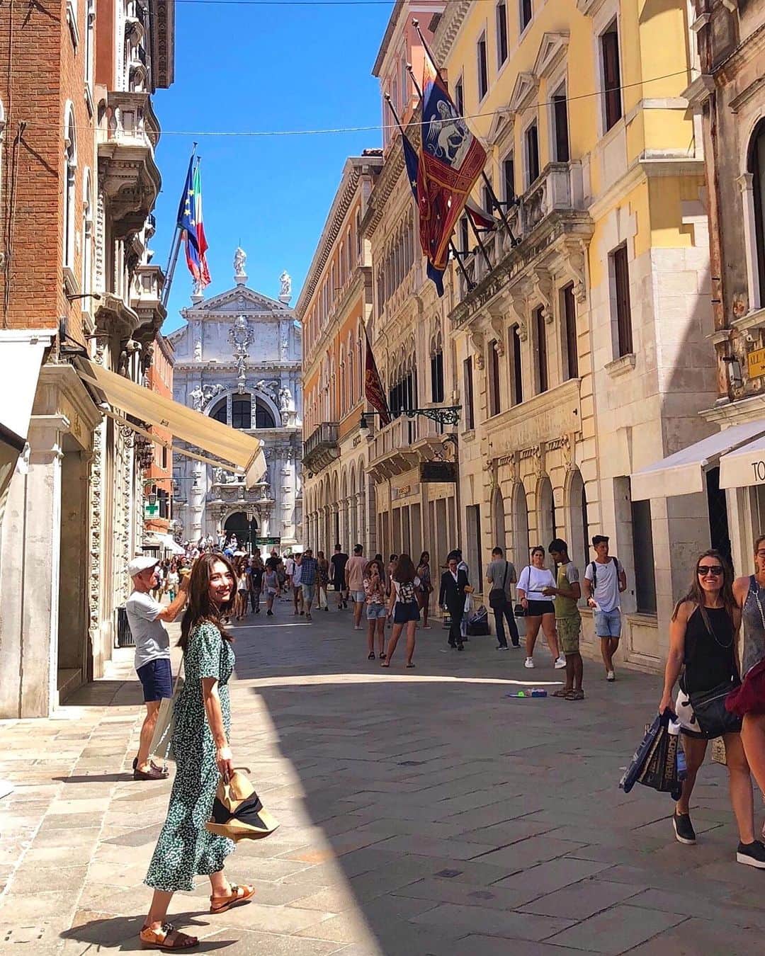 西山真以さんのインスタグラム写真 - (西山真以Instagram)「* 写真を整理しつつ振り返ってみたらちょうど昨年の今頃、Veneziaにて。 ヨーロッパならではのカラフルで可愛いらしい建物が水上に並ぶ画はとても新鮮で、どこを切り取っても美しい街並みはとても印象的でした。  この時期のヨーロッパの気候は最高に気持ちよかった♪ . #trip  #memories  #2018 #italy  #venezia #venice」5月28日 11時33分 - mai0830