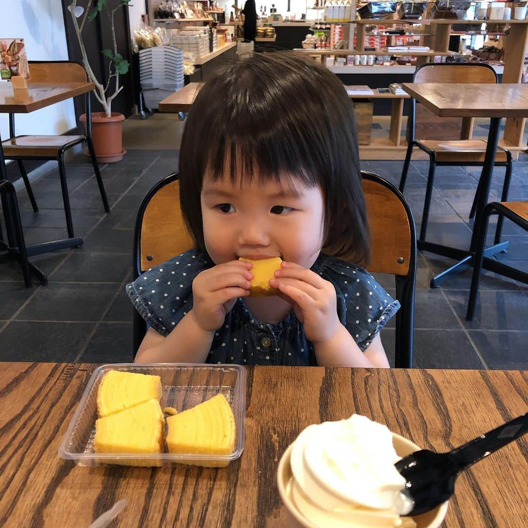 井上香織さんのインスタグラム写真 - (井上香織Instagram)「2019.5.28 朝からひーばあちゃんと一緒にモーニングへ🍴☕️ そして子育て支援センターで遊び、公園で遊び、出石の町をブラブラ。 朝ごはんあまり食べていなかった娘はバウムクーヘンとソフトクリーム美味しそうに食べていました😍 ・ #出石 #豊岡 #観光地 #観光客に紛れて #地元人も楽しむ #公園 #滑り台大好き」5月28日 11時33分 - kaorin888