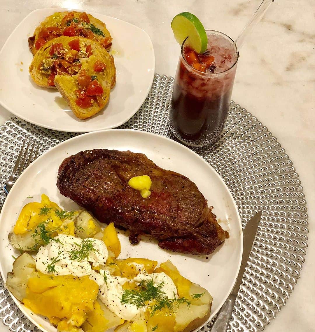 のインスタグラム：「Zero Chance of Survival 💪🏽🙏🏽 thanks @shuriecremona for always making the effort to cook me an amazing meal. Love you woman! Back to the grind tomorrow 💯」