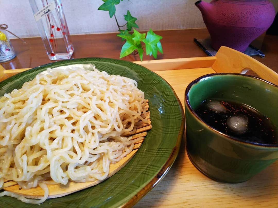 みながわゆみさんのインスタグラム写真 - (みながわゆみInstagram)「#ラーメン #つけ麺 #中華ざる #ざるラーメン #米沢ラーメン #細縮れ麺 #おいしい #ラーメン大好き #ハーバリウム #はーばりうむ #アイビー #ボトルフラワー #ボトルフラワーアレンジ #鉄瓶急須 #早めのお昼」5月28日 11時46分 - nama.09.19