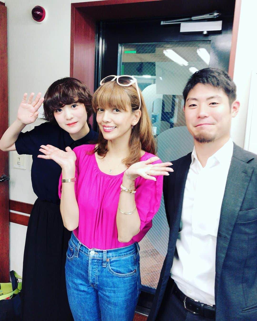 SHEILAさんのインスタグラム写真 - (SHEILAInstagram)「HSMのスタッフさん😊❤️右が足達さん！番組を支えてくれる大切なスタッフさんでしたが、ラジオからテレビに移動になりました。優しくてナイスガイな足立さんお世話になりました😊🙏そして、左が新しく加わる、かなちゃん。以前もHSMにいたので出戻りです😊実はかなちゃんは麻木久仁子さんの娘さんでテレビにもでたりしていますよ😃👍またよろしくね😊🙏 . #hsm #hondasmilemission  #sheila #staff #11年間 #たくさんの #スタッフさんに #支えられてきました #感謝しかありません 🙏❤️🙏❤️🙏 #スマイルシェイチー」5月28日 11時50分 - sheichan16