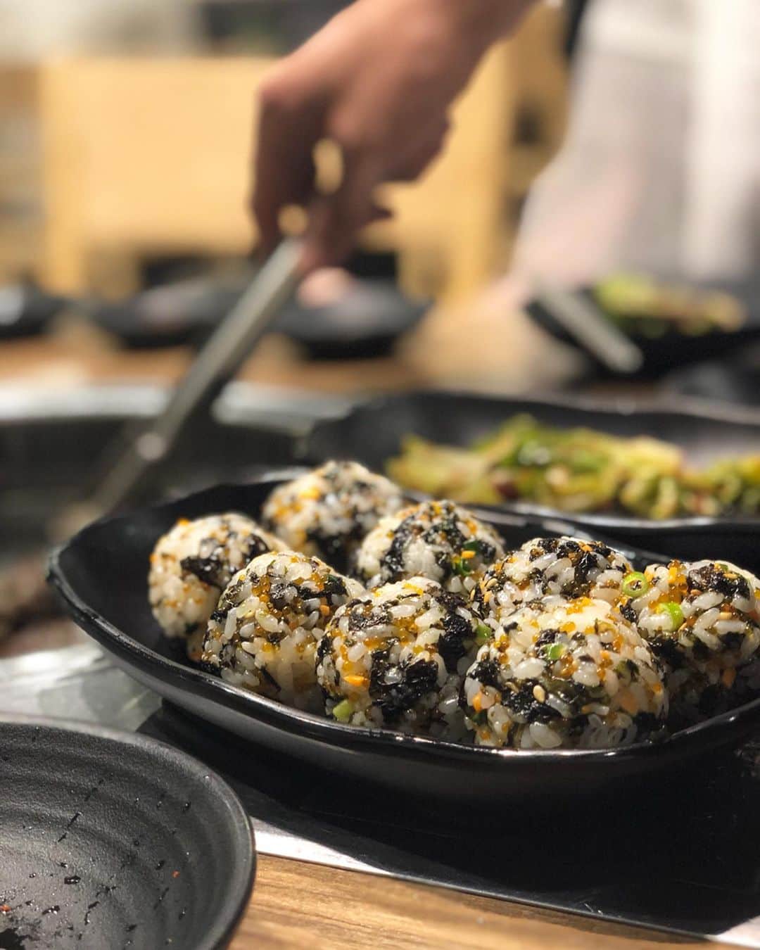 内藤理沙さんのインスタグラム写真 - (内藤理沙Instagram)「* * 〖 熟成肉専門店 ヨプの王豚塩焼 〗 サムギョプサル～🇰🇷 ここのお肉最高すぎる🐖 そして焼きチーズがハマる🧀 はちみつ付けて食べるよ🍯🐝 * とびっこおにぎりもお気に入り❤ 韓国料理だいすき～❤❤ * #instafood #koreanfood #shinokubo #韓国料理 #サムギョプサル #新大久保 #熟成肉 #ヨプの王豚塩焼 #risapigram」5月28日 11時52分 - risa_naito_official