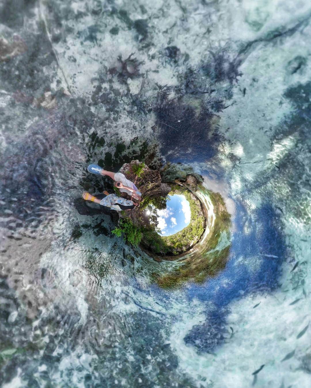 芳美リンさんのインスタグラム写真 - (芳美リンInstagram)「#ニューカレドニア　では、#Goprofusion 初挑戦！  Goproが出している、 #360度カメラ　です。  載せた写真は、すべて同じ写真から切り出しました。📷 #マレ島　の#天然水族館　という場所で撮影！ 美しい光景に、感動、、✨ 保護地区のため、水に立ち入りできないのですが、だからこそ、360度カメラが役立ちました👏 近寄れない美しい水辺を色々な角度からとらえられました！📷 一枚ばしっと選びたいとこでしたが、優柔不断発動して、一生決められなそうなので、複数載せます。笑  防水なのが私のライフスタイルにマッチしていてありがたい！  そして、 勝手に自撮り棒消してくれる機能が素晴らしい！ 未来のカメラだー！（うそ。現実で売っています。） 360度カメラビギナーですが、これから色々撮りたいなあ☺  ニューカレドニアの写真もまたアップします✨  This beautiful place is named Aquarium Naturel in Mare　island,Newcaledonia.  We are not allowed to get in water, becouse here is protected area.  It was easy to  take pics by using Gopro fusion.  #aircalin #caledoniandream #newcaledonia #mare #AquariumNaturel #海外旅行 #旅したくなるフォト #travelstagram #旅人 #lynn_trip #旅 #travelme #トラベラー  #旅好きな人と繋がりたい #天国にいちばん近い島 #travelholics #女子旅 #海外旅行 #goprojp#goproのある生活#gopro#fusion#そとあそび#retrip_newcaledonia#楽天忘れられない絶景#キーン」5月28日 12時04分 - lynn.lynn5
