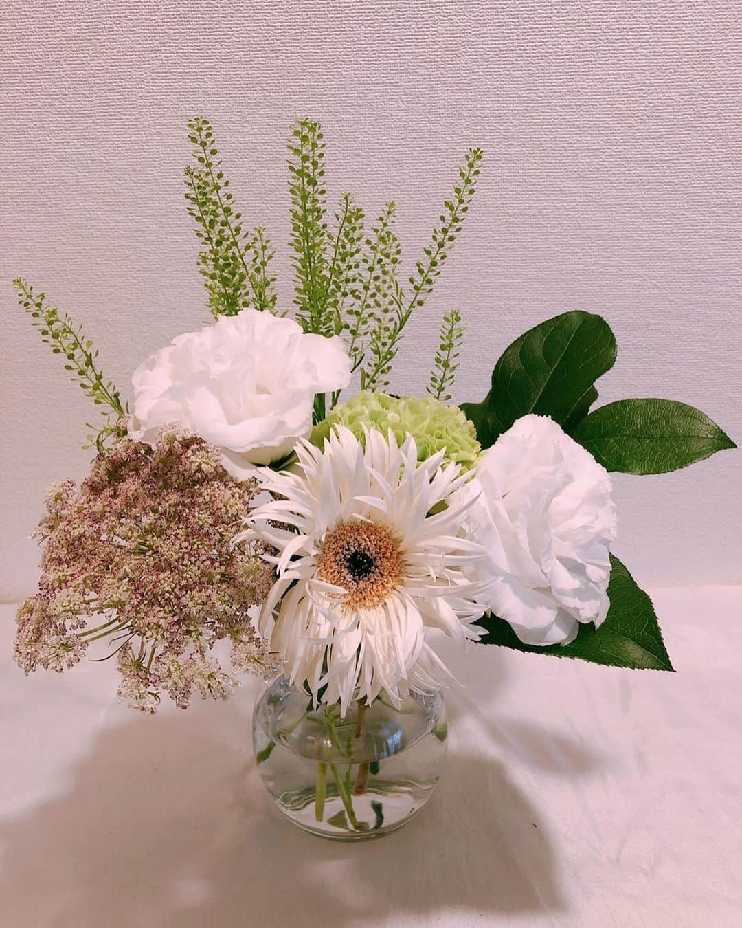樫木裕実さんのインスタグラム写真 - (樫木裕実Instagram)「26日は亡きダディ（父）の 命日でした。 今年もダディにお花をいただいて 家族も喜びまた亡きダディも ニコニコ喜んでるのを感じます。 ありがとうございました。  私が一生懸命仕事に取り組んでること 偉いなぁって褒めてくれたのが 私の最後の親孝行だったかな。 心配もいっぱいかけましたから。  昨日光選手と話してて ちょうど母の日にホームランを打ったことで おかんが何よりの母の日のプレゼントだって ラインが来た話しを聞いて親ってそうだよなぁ。 幾つになっても子の喜びが 自分のこと以上に嬉しい。  ダディも今、私が一生懸命誇りを 持って仕事してること喜んで くれてるなぁと感じます。 ダディも働き者だったから。  スタジオも31日で4周年だよ！と 報告しました。  こうして健康で皆さんに指導できる ことはあたりまえじゃない。 私にもいつか病気に遭遇する日がくるだろう。 今という健康で伝えられる奇跡に感謝しながら 毎日を大切に大事に過ごしたい。  写真の最後は2013年4月4日 朝日新聞のおやじのせなかに掲載された記事。 ここに残したいと思います。  #studioc #樫木裕実 #亡き父の命日 #皆様からの真心たち #ボディメイク #おやじのせなか #2013年朝日新聞」5月28日 11時57分 - kashikihiromi