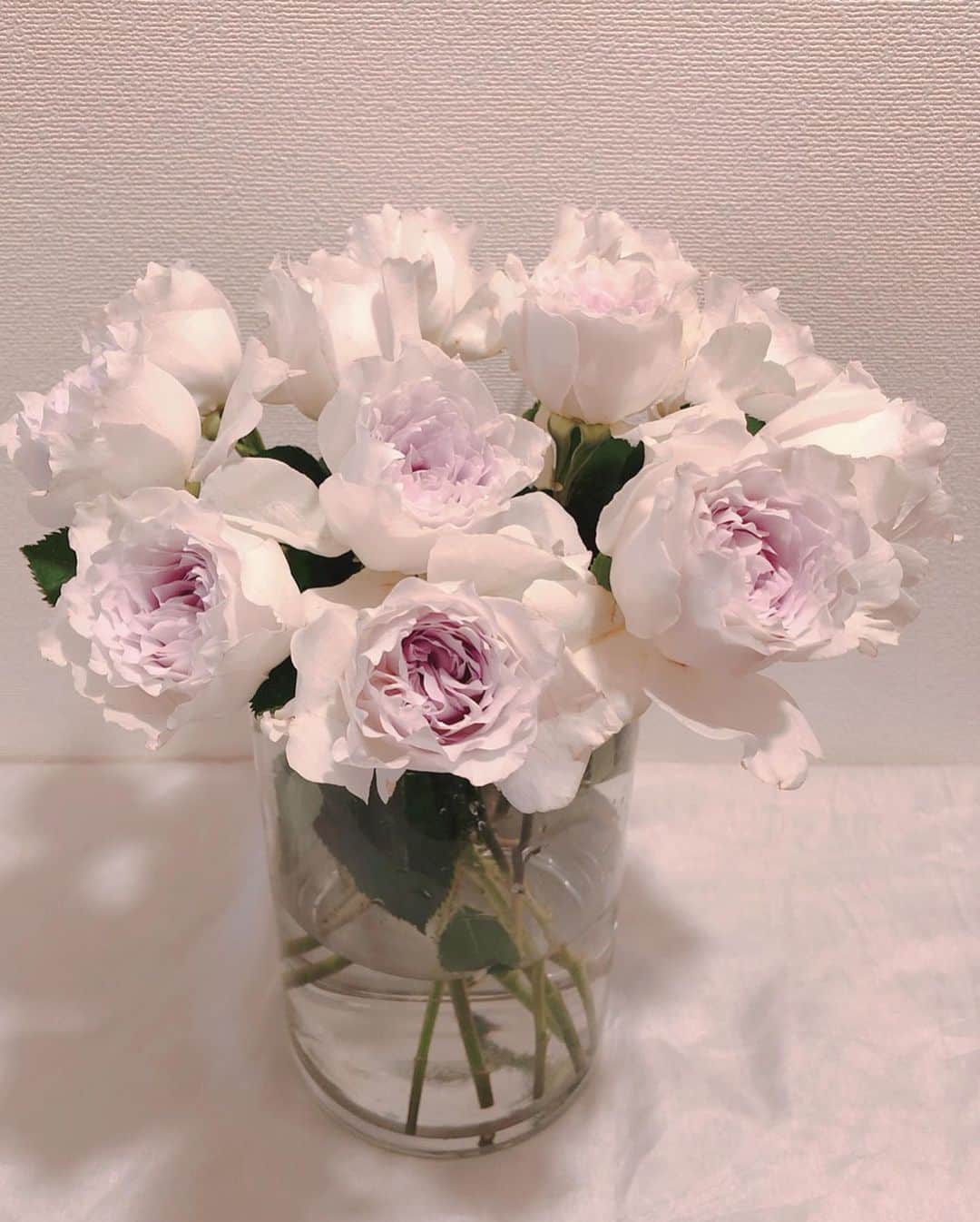 樫木裕実さんのインスタグラム写真 - (樫木裕実Instagram)「26日は亡きダディ（父）の 命日でした。 今年もダディにお花をいただいて 家族も喜びまた亡きダディも ニコニコ喜んでるのを感じます。 ありがとうございました。  私が一生懸命仕事に取り組んでること 偉いなぁって褒めてくれたのが 私の最後の親孝行だったかな。 心配もいっぱいかけましたから。  昨日光選手と話してて ちょうど母の日にホームランを打ったことで おかんが何よりの母の日のプレゼントだって ラインが来た話しを聞いて親ってそうだよなぁ。 幾つになっても子の喜びが 自分のこと以上に嬉しい。  ダディも今、私が一生懸命誇りを 持って仕事してること喜んで くれてるなぁと感じます。 ダディも働き者だったから。  スタジオも31日で4周年だよ！と 報告しました。  こうして健康で皆さんに指導できる ことはあたりまえじゃない。 私にもいつか病気に遭遇する日がくるだろう。 今という健康で伝えられる奇跡に感謝しながら 毎日を大切に大事に過ごしたい。  写真の最後は2013年4月4日 朝日新聞のおやじのせなかに掲載された記事。 ここに残したいと思います。  #studioc #樫木裕実 #亡き父の命日 #皆様からの真心たち #ボディメイク #おやじのせなか #2013年朝日新聞」5月28日 11時57分 - kashikihiromi