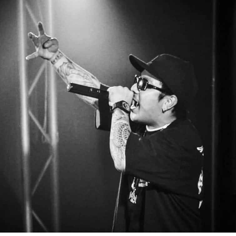 Kayzabroのインスタグラム：「D4Lを爆音でインパラ流してる 昨日のことの様にも ずっと昔のことの様にも思う 短い間だったけど 同じ場所で同じ時間を過ごせたことは今でもオレの生きるモチベーションになってるよ どんよりした雲の上からオレ達は見えてますか？ #D4L #DAZZLE4LIFE #CMD #rip」