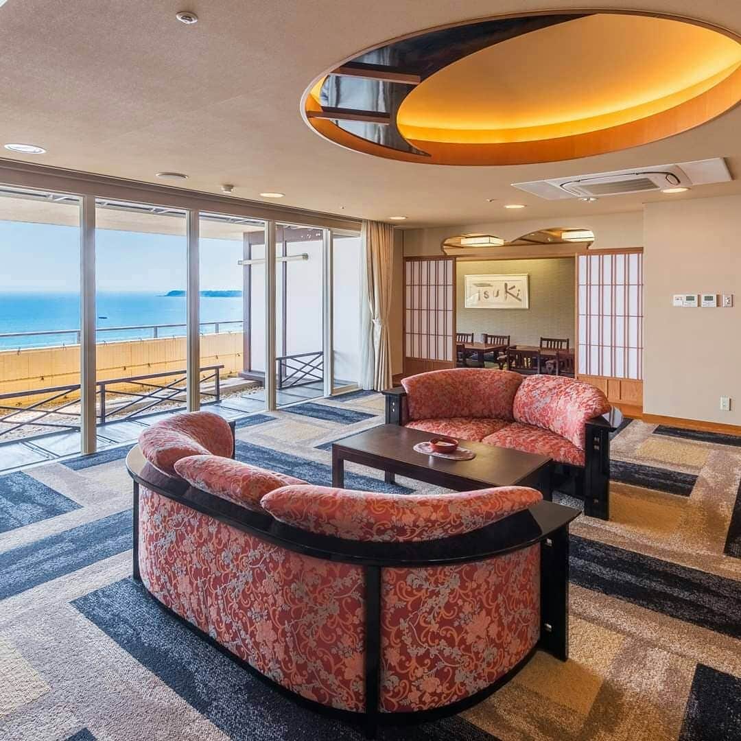 【公式】オーシャンリゾートホテル マホロバ・マインズ三浦さんのインスタグラム写真 - (【公式】オーシャンリゾートホテル マホロバ・マインズ三浦Instagram)「本館14階 ロイヤルスイートルームの一例です。 本館最上階の14階からは東京湾を一望。 広々と落ち着いたお部屋と、海を眺めながら日頃の疲れをゆっくり癒せるお風呂が魅力です。 ワンランク上のお部屋で非日常のひとときをどうぞ。 .⁣ #絶景ホテル #リゾートホテル #リラックス #旅したくなるフォト #旅の記録 #大人の休日 #海 #国内旅行 #土曜日の小旅行 #海が見えるお風呂 #神奈川旅行 #旅好き女子 #三浦半島いいところ #おでかけ #旅スタグラム #絶景風呂 #神奈川旅行 #relux #スイートルーム #三浦半島 #海 #オーシャンビュー #自然写真 #旅好きな人と繋がりたい #maholovaminds #国内旅行 #ダレカニミセタイケシキ #マホロバ #三浦半島 #マホロバマインズ三浦」5月28日 12時12分 - maholova_minds_miura