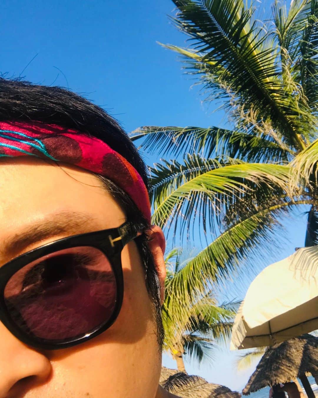 イ・キョンのインスタグラム：「tanning 🔥 #이켠 #다낭」