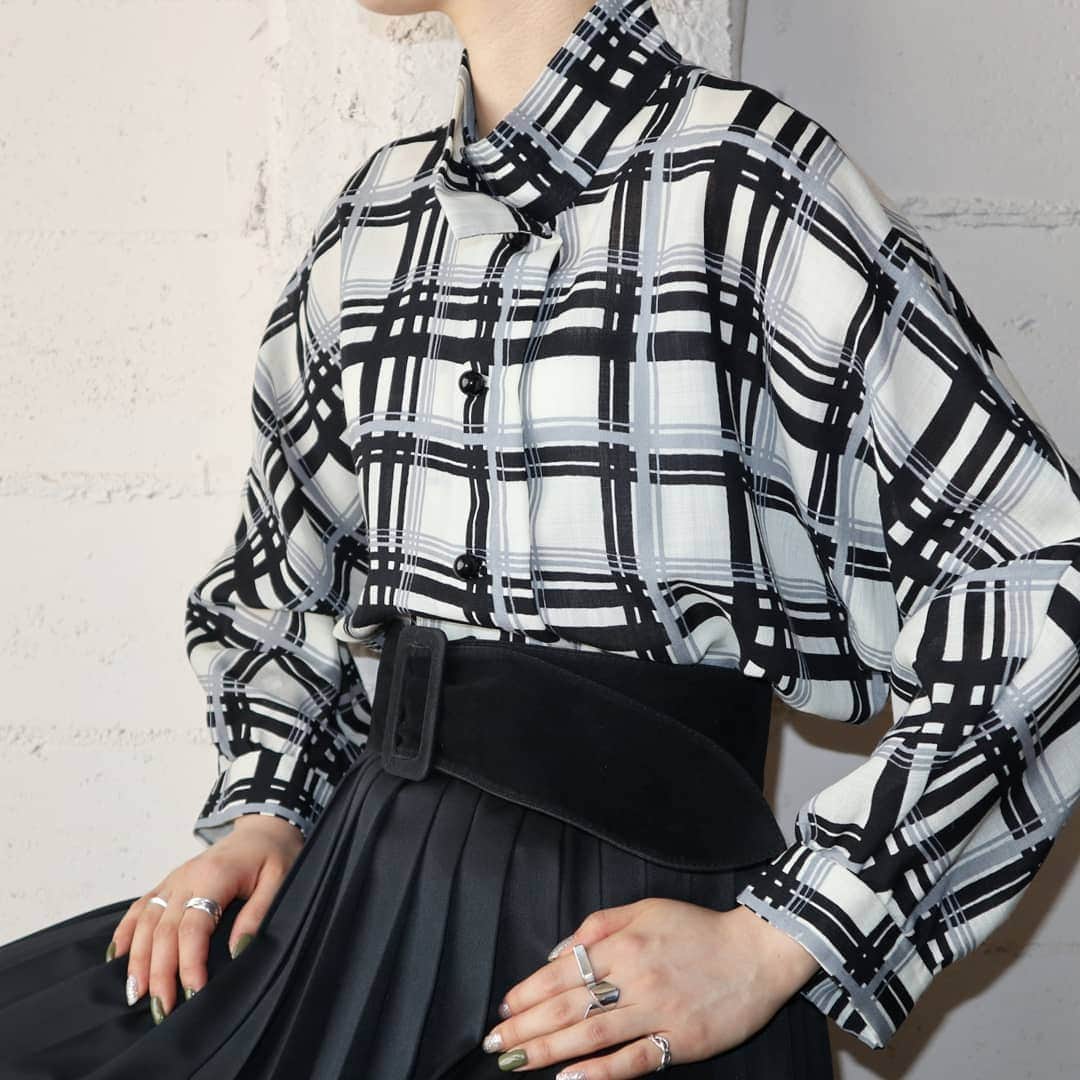 吉祥寺 古着屋 Orfeoのインスタグラム：「Vintage Check Blouse  #orfeo #kichijoji #tokyo #vintage #used #fashion #coordinate #outfits  掲載商品のお問い合わせはメールにて承っております。コメント、DMでのお問い合わせは受け付けておりませんのでご了承ください。」