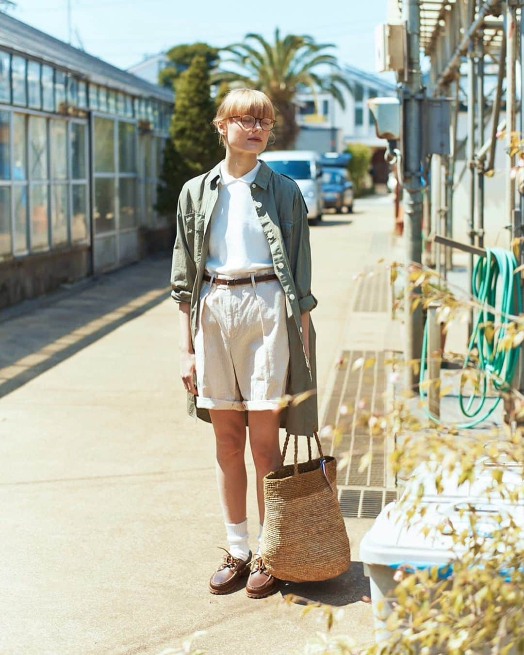 FUDGEさんのインスタグラム写真 - (FUDGEInstagram)「▫︎ THE WORKER’S UNIFORM ▫︎ ある日のワーカー、ミス・ヘルシー . 彼女の名前はミス・ヘルシー。 やわらかく、しなやかに、リラックスして、ナチュラル素材の作業着を身に纏う。 魔法の素材を味方につけて、今日も彼女はヘルシーだ。 . ✎ この夏気になるショーツの着こなし。 大人の女性が穿きこなすには、まずは素材を吟味。 100% コットンの肌なじみの良いシアサッカー生地のそれならば、子供っぽくなりがちなショーツスタイルを品良く大人っぽく格上げ。 オーガニックコットンを使用した鹿の子素材のしなやかなポロシャツとともに、上品ヘルシーな夏のお嬢様スタイルが完成。 . //////////////////////////////////////////////////////// . --­­- #ショートパンツ --- ↪︎ ¥30000 ✔︎ ENGINEERED GARMENTS（#engineeredgarments）@engineered_garments_tokyo . --­­- #ポロシャツ --- ↪︎ ¥17000 ✔︎ #FilMelange @filmerange_official . --­­- #ロングシャツ --- ¥24000 ✔︎ Nigel Cabourn（#nigelcabourn）@nigelcabournjapan . --­­- #メガネ --- ↪︎ ¥30000 ✔︎ #GLCO @garrettleight . --­­- #ベルト --- ↪︎ ¥13000 ✔︎ #MHL @mhlbymargarethowell . --­­- #カゴバッグ --- ↪︎ ￥30000 ✔︎ #NORO . --­­- #ソックス --- ↪︎ ¥2700 ✔︎ #Yarmo . --­­- #モカシンシューズ --- ↪︎ ¥18000 ✔︎ #Timberland @timberland ． //////////////////////////////////////////////////////// . . FUDGEの雑誌《最新号VOL.192》では、 Early Summer Basic「私情最高の夏服探し♡」と題し、ボーダーレスと夏のシャツや初夏の彼女のTシャツ愛好記など夏に向けて取り入れたいコーデが盛りだくさん＊ ぜひチェックしてみてくださいね◎ . 全国の書店、コンビニ、webで人気販売中！ ぜひ、最新号をゲットして @fudge_magazine をタグ付けしてね！ . . ------------------------ . 《FUDGEの他のアカウントも更新中》 : ⌎men'sFUDGE @mensfudge ⌎snap @fudge_snap ⌎beauty @fudge_beauty ⌎onlinestore @fudge_online_store : .」5月28日 12時09分 - fudge_magazine