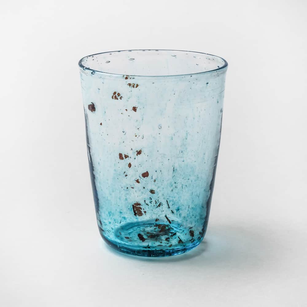 Komerco-コメルコ-さんのインスタグラム写真 - (Komerco-コメルコ-Instagram)「. きれいな海をイメージさせる青のグラス。 まるで景色を楽しむかのように、食卓を楽しくしてくれるフリーグラスです✨ . こちらは、吹きガラス作家の #せきゆうこ さんの作品。熱を加えると青になる銅を用いているため、熱の加減によって銅の名残が出ているのだとか👀ひとつとして同じものはないので自分だけの作品に愛着がわいてきます。 . グラスの高さは9cm前後。お水はもちろん、ジュースを入れて色の重なりを楽しむのもおすすめですよ😳 . ------------------------------- . せきゆうこ / sea フリーグラス . ▷こちらの作品はKomercoアプリでクリエイターから直接ご購入いただけます。 アプリ内「さがす」で「せきゆうこ」と検索してください🔎 ------------------------------- #komercoごはん #コメルコ #料理をもっと楽しく #うつわ #ガラス#おうちごはん #食器 #instafood #foodpic #cookinglove #料理好きな人と繋がりたい #グラス#手しごと #ジュース #おうちカフェ #うつわ好きと繋がりたい #おやつ #おやつ時間 #ガラス作家 #テーブルフォト #豊かな食卓 #青のうつわ#おうちごはんlover #ガラス小物 #器好き#いただきます #いつものいただきますを楽しく #クックパッド #cookpad」5月28日 12時10分 - komerco_official