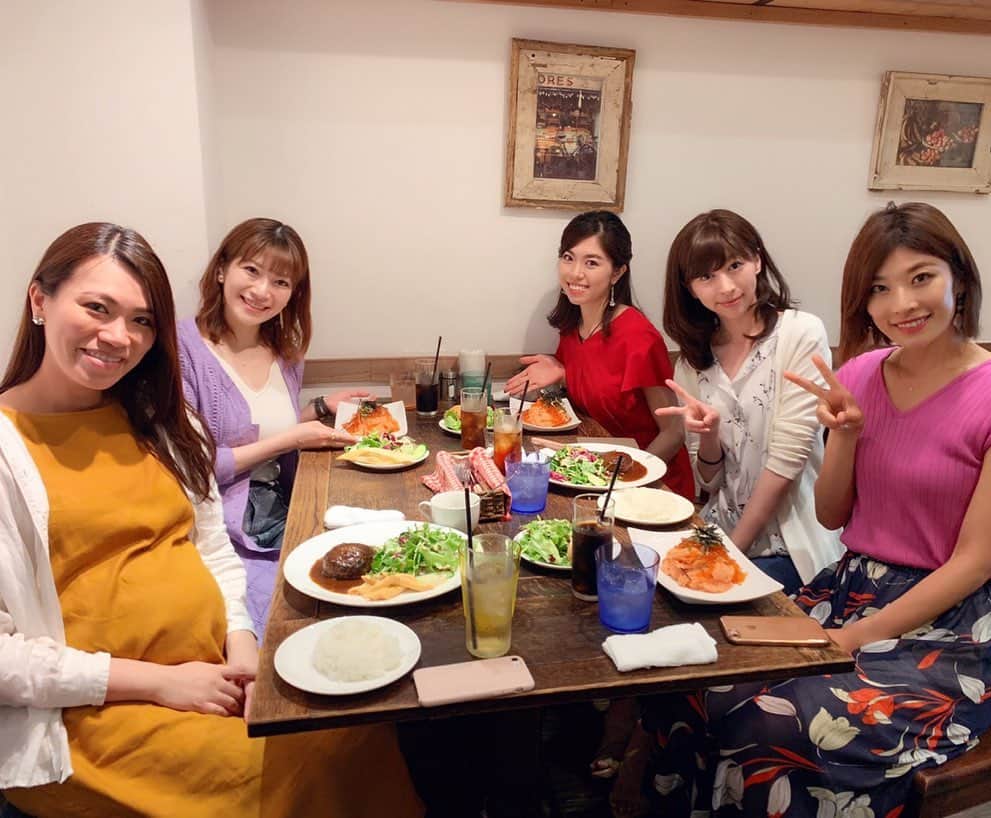 西谷綾子のインスタグラム：「✴︎ みんなで集まった🌟🤗💓 それぞれの話が面白く、いろんな形があるねー‼︎😆 ・ まさかのっ😳サプライズ🎉 お誕生日のお祝いをっ😍💓 ありがとうーー😭😭 ・ みんなの心遣いが何より嬉しぃ‼︎ 感謝っ☺️優しさに触れると私も優しい気持ちに♪ ・ #13年前からの仲 #状況は変わりながらも仲良し #個性豊か #friends #thankyou」