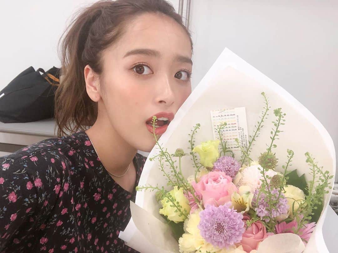 近藤千尋のインスタグラム：「今日の広告撮影終わりに お疲れ様のお花を💐頂きました😍✨ お花のトップスは @ragandbone  です🌼 #でこっぱち」
